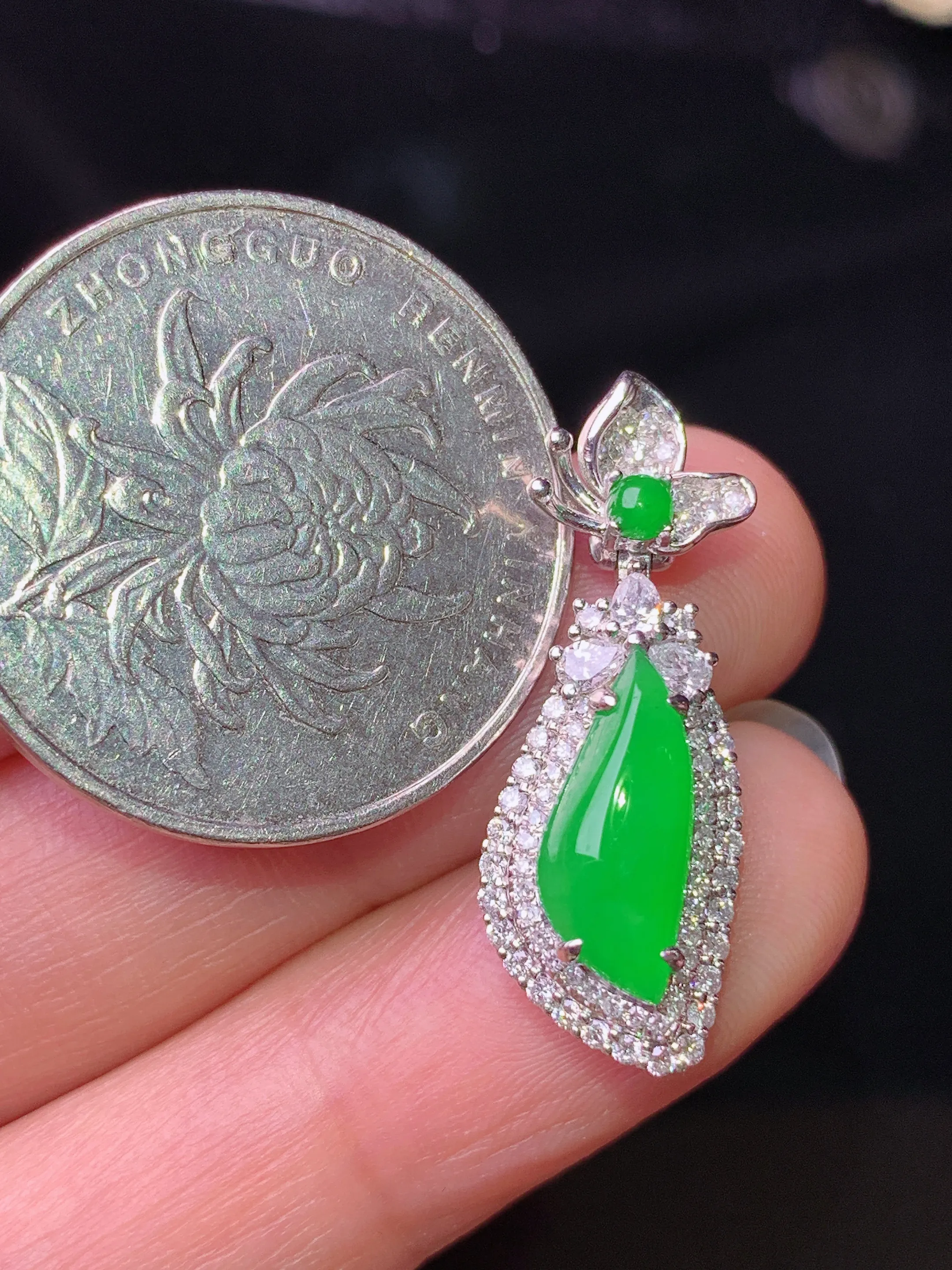 18k金钻镶嵌满绿随形吊坠 玉质细腻 色泽清新艳丽 整体尺寸26.6*9.8*7.2