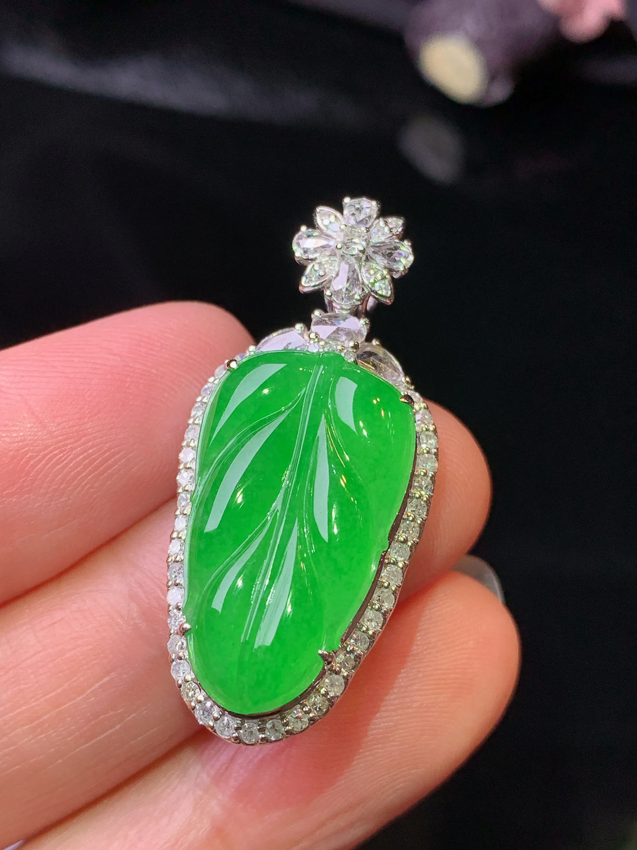 18k金钻镶嵌满绿树叶吊坠 玉质细腻 色泽清新艳丽 整体尺寸34.7*16*7.6