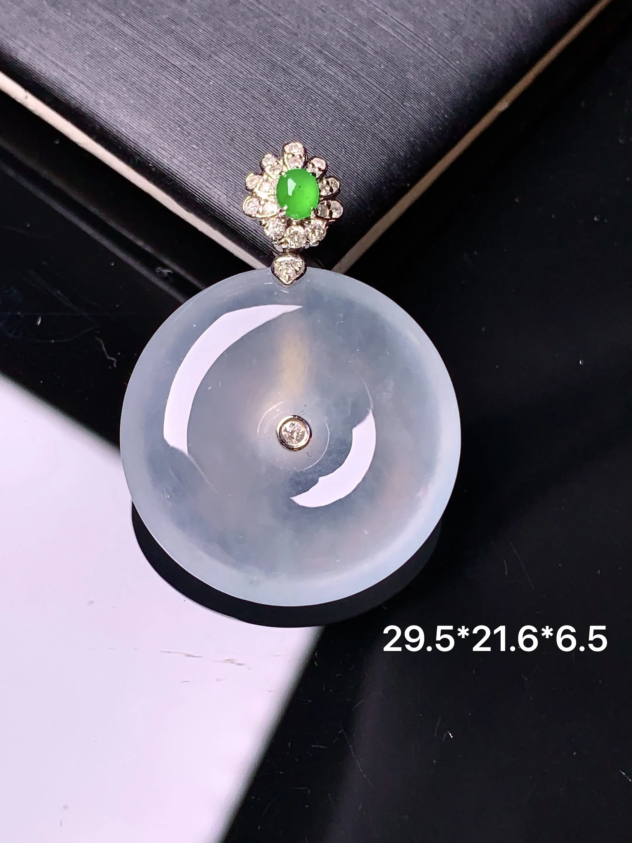 18k金钻镶嵌冰种平安扣吊坠 玉质细腻 色泽清新艳丽 整体尺寸29.5*21.6*6.5