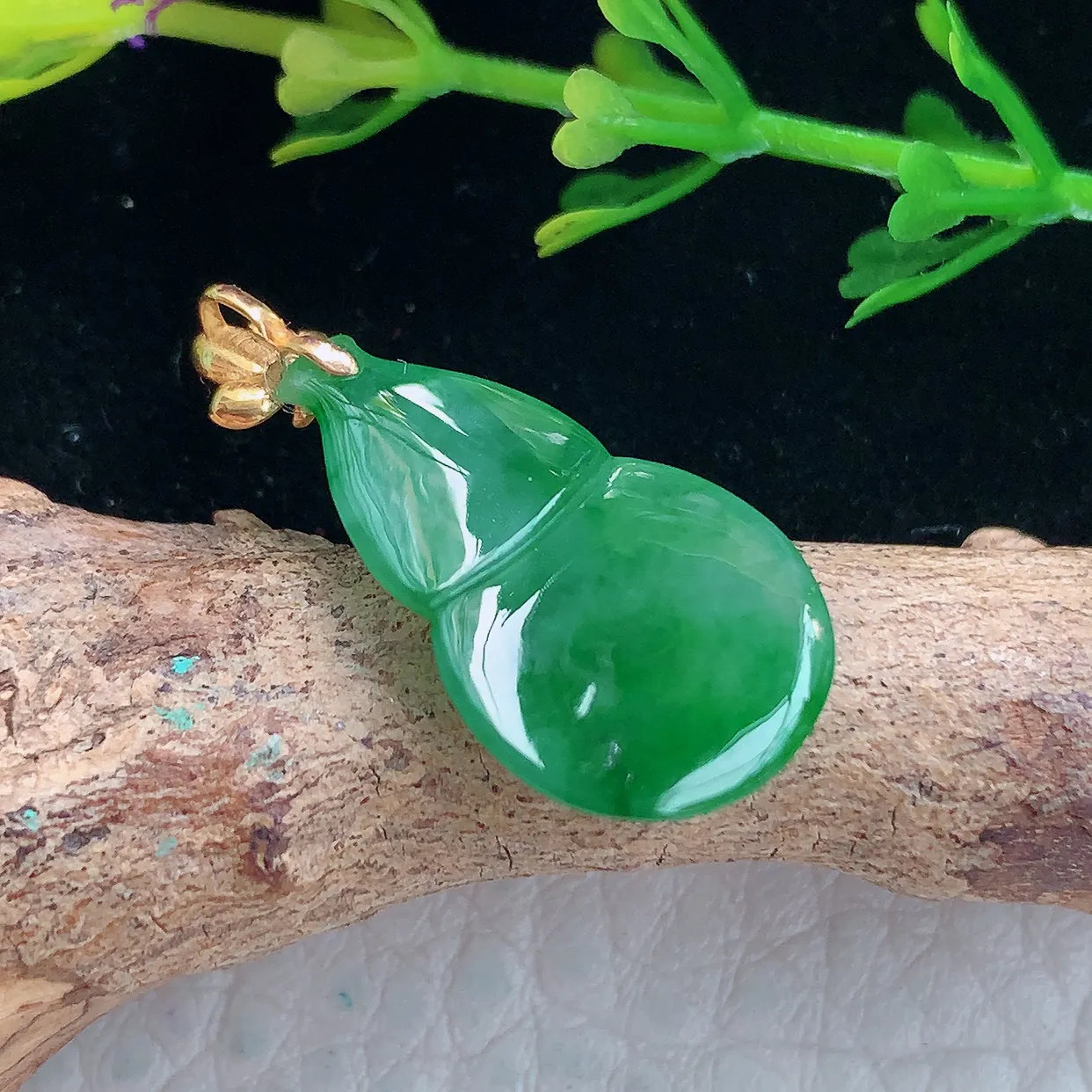 Lz 实拍24.5*12.3*4.3天然缅甸翡翠阳绿小葫芦吊坠 镶18k金福禄扣锁骨坠