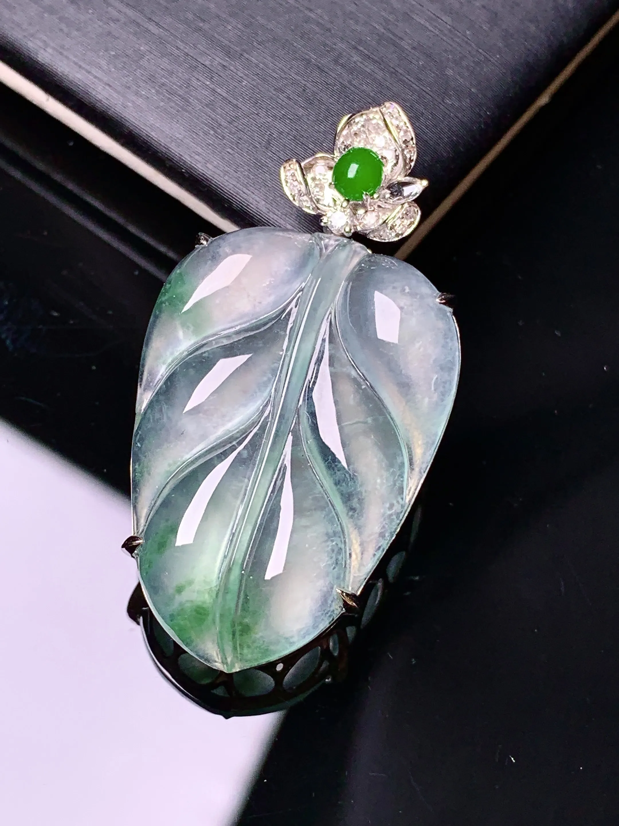 18k金钻镶嵌冰种树叶吊坠 玉质细腻 色泽清新艳丽 整体尺寸36*19*7.2