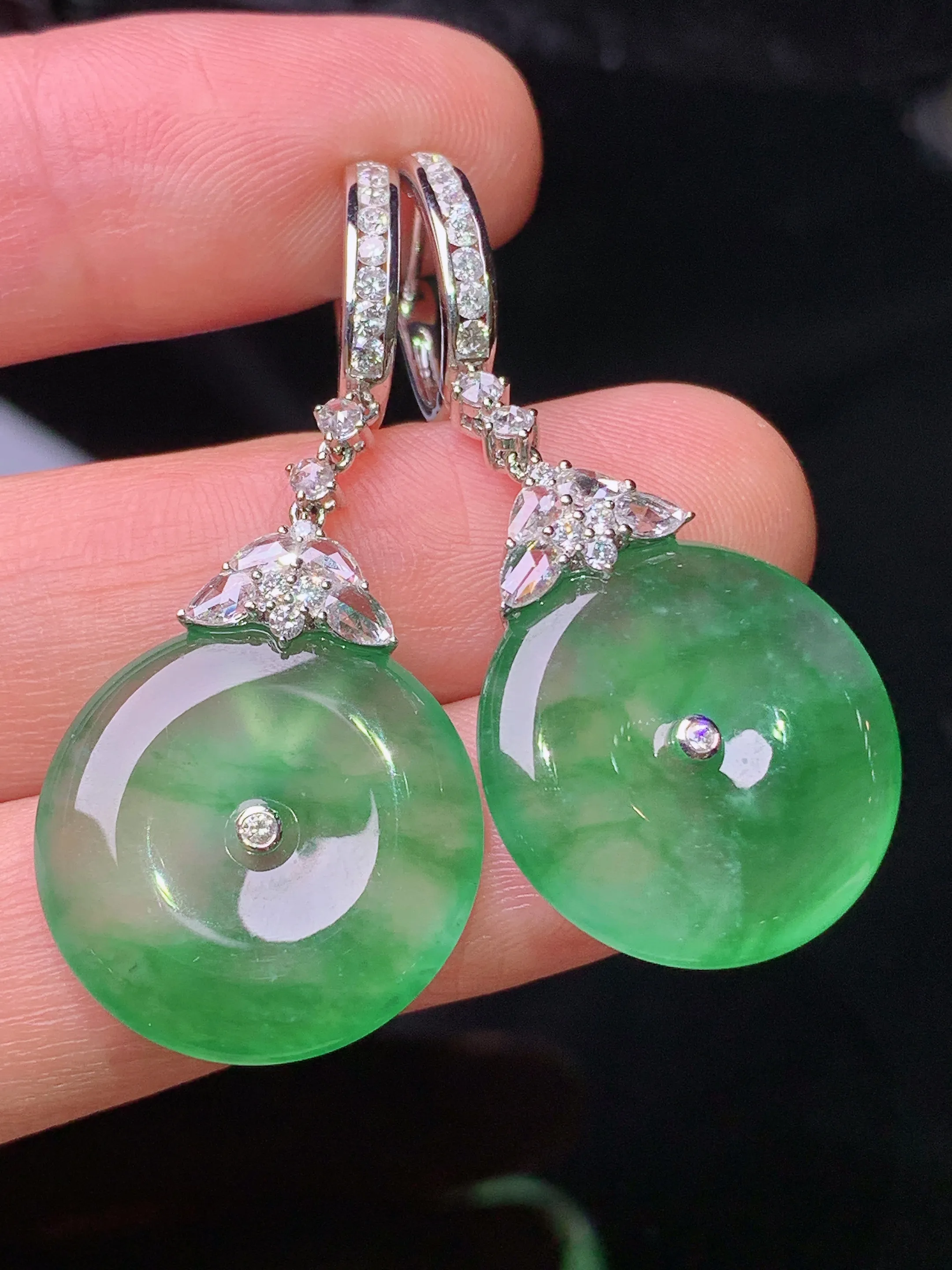 18k金钻镶嵌冰种翠绿平安扣耳坠 玉质细腻 色泽清新艳丽 整体尺寸42.5*19*4.2