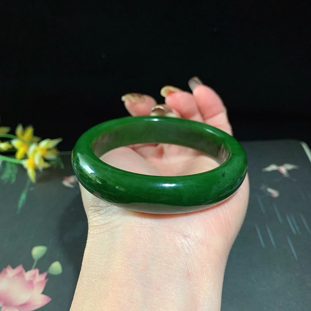 和田玉56.5圈口菠菜绿碧玉宽条手镯！玉质细腻油润 底色纯净 无裂无杂 脂粉好，品质高
