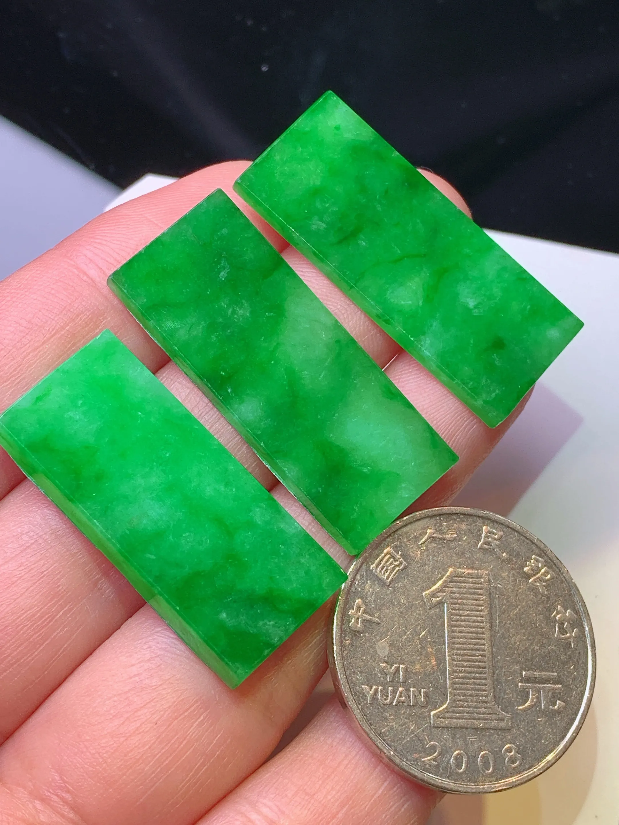 镶嵌款 满绿无事牌一手 玉质细腻 色泽清新艳丽 整体尺寸32.3*13*2.8