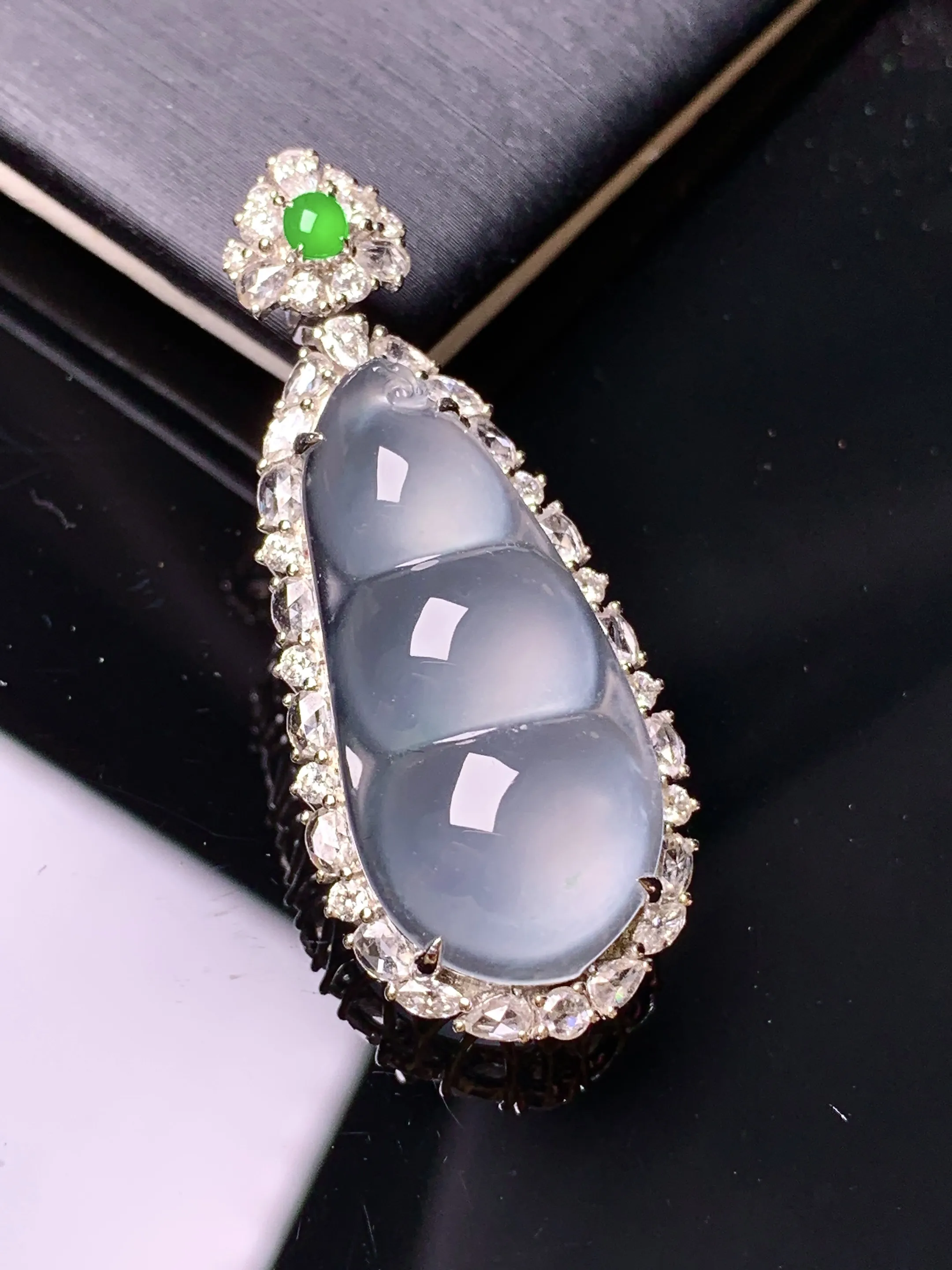 18k金钻镶嵌冰种四季豆吊坠 玉质细腻 色泽清新艳丽 整体尺寸39.5*16.5*9.3