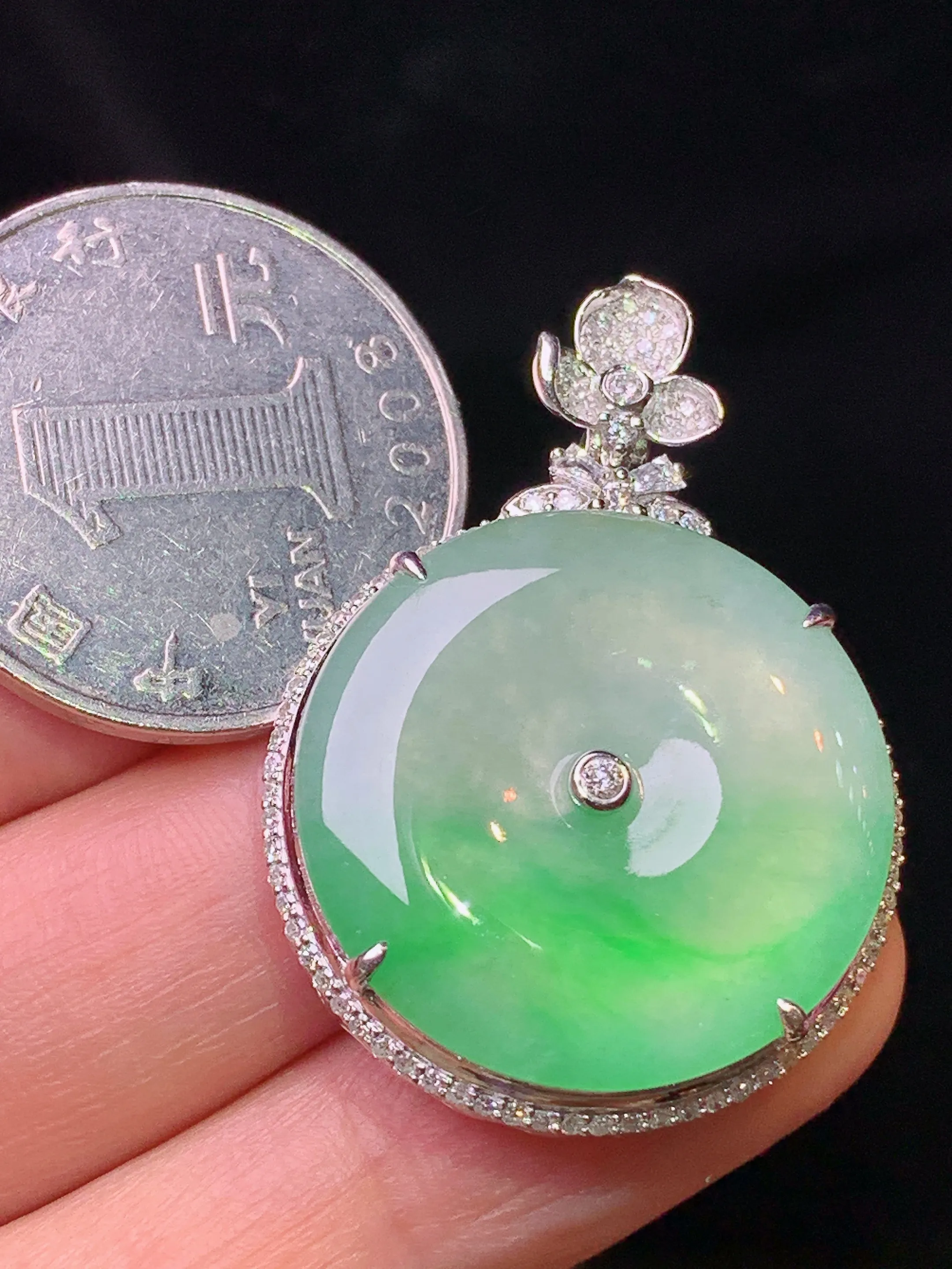 18k金钻镶嵌冰种飘绿平安扣吊坠 玉质细腻 色泽清新艳丽 整体尺寸36.2*25.8*7.2