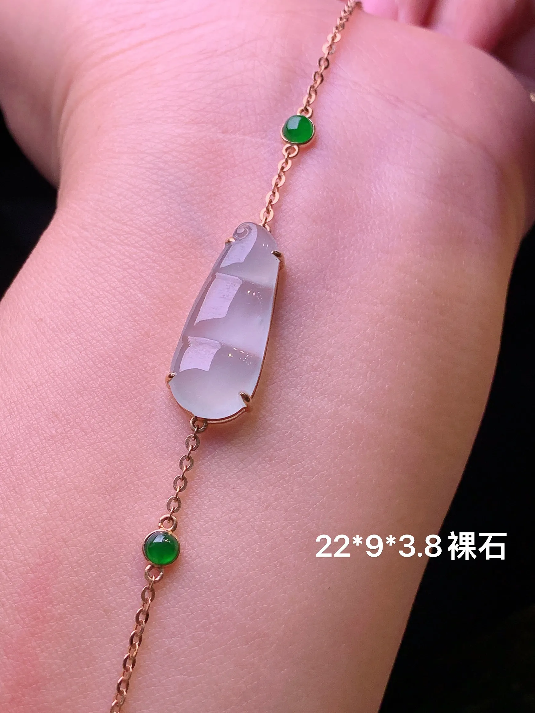 18k金钻镶嵌冰种四季豆手链 玉质细腻 色泽清新艳丽 裸石尺寸22*9*3.8