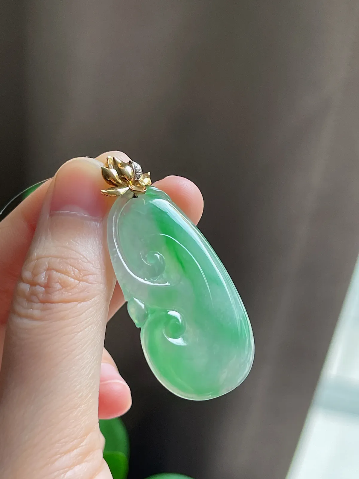 18k金镶嵌翡翠冰糯种飘绿如意