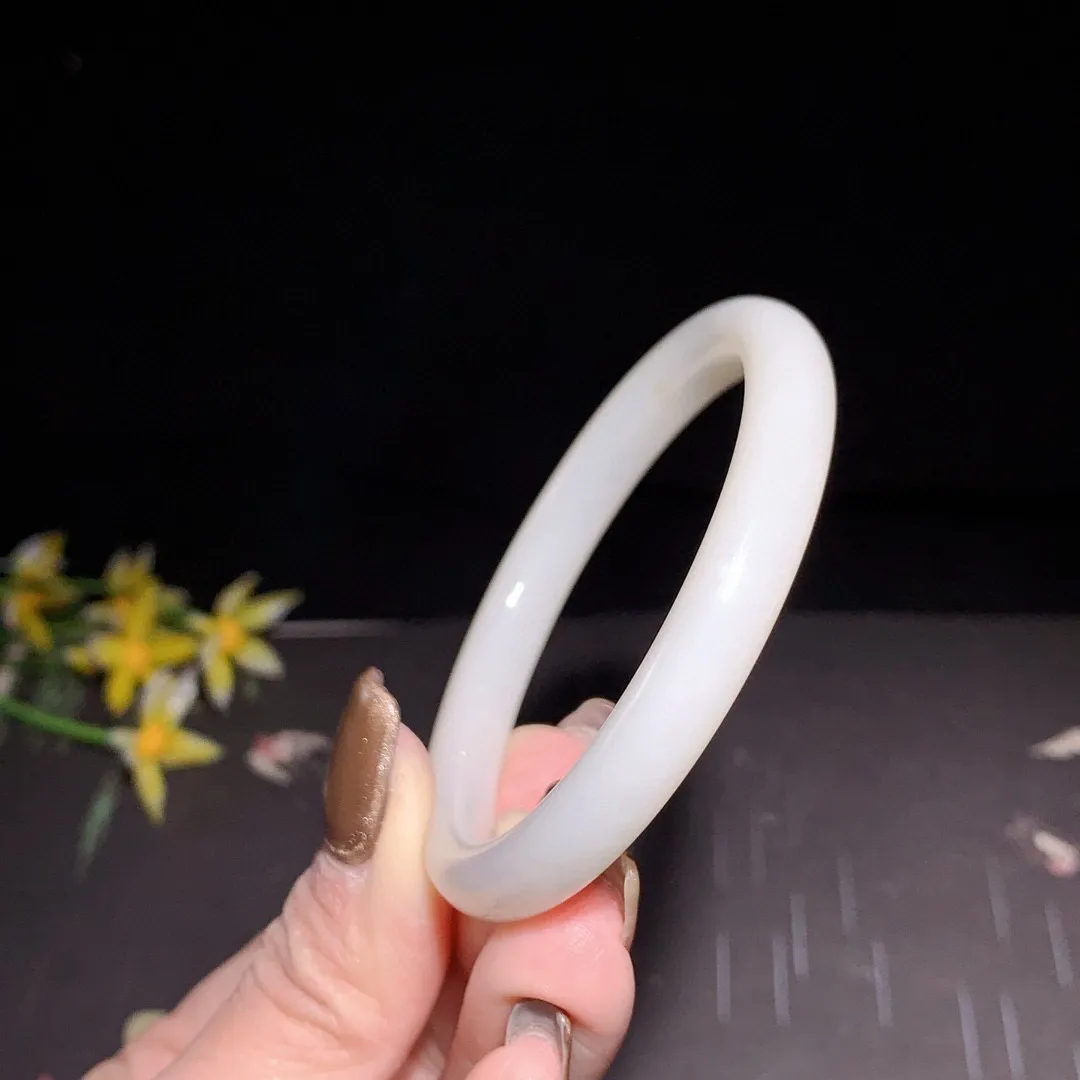 和田玉51圈口羊脂白手镯！玉质细腻油润 底色纯净 无裂无杂 脂粉好，品质好！