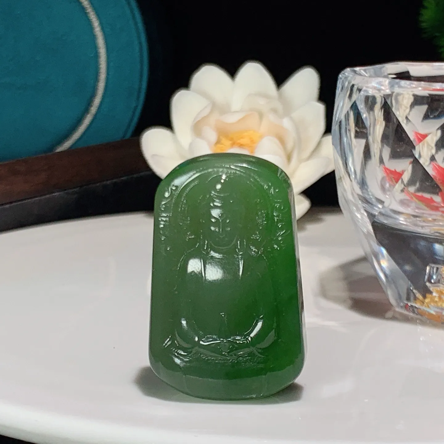 和田玉菠菜绿俄罗斯碧玉静瓶观音挂件。尺寸40/26/11重26.8克。玉质细腻油润。手推出油。品相大
