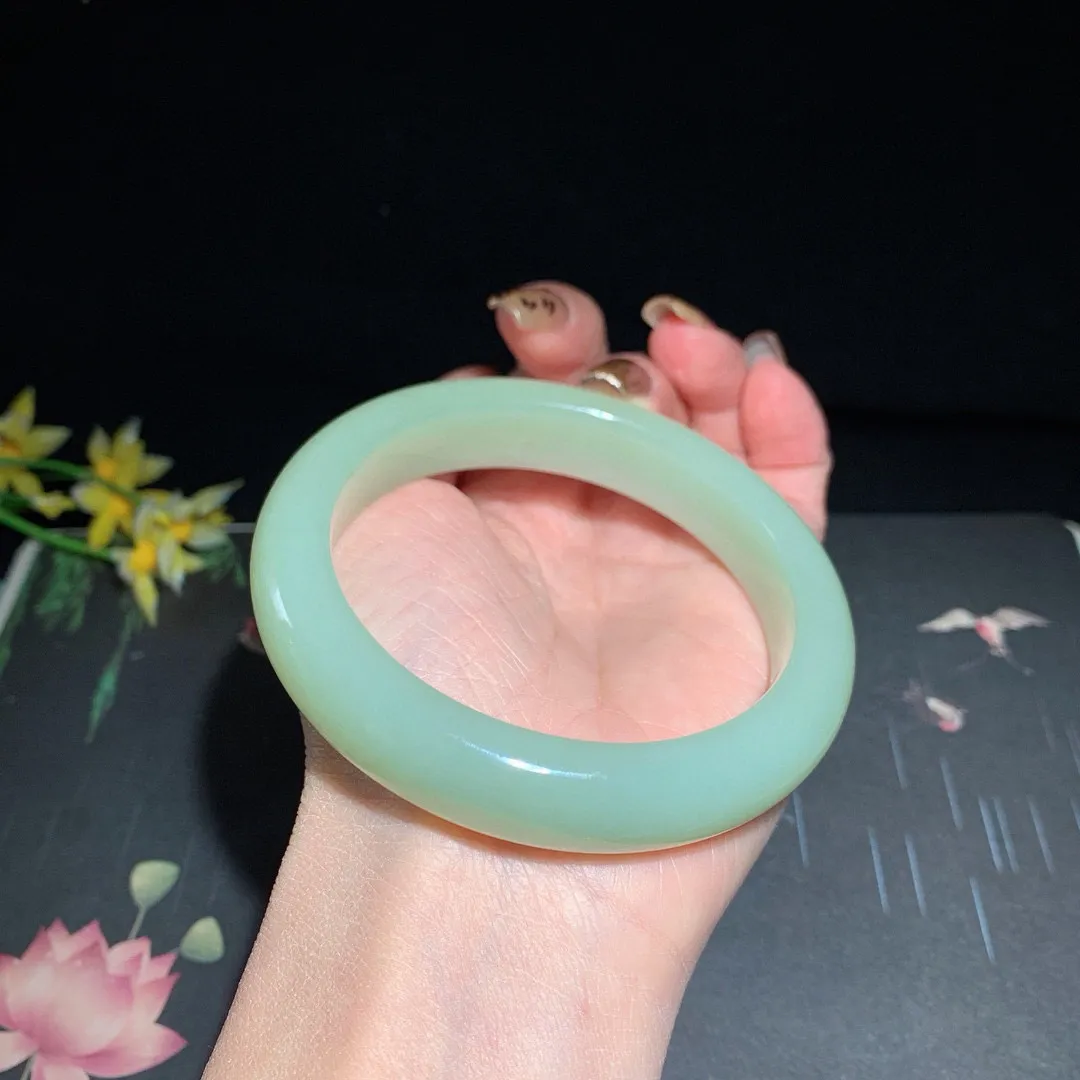 和田玉61圈口且末蓝手镯！玉质细腻油润 底色纯净 无裂无杂 脂粉好，品质高。