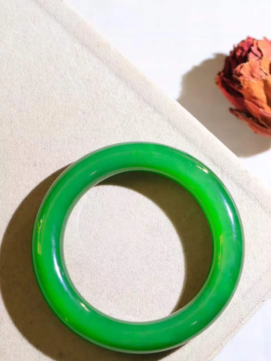 【碧色荡漾·手镯】

收藏级臻品和田玉碧玉猫眼圆条手镯，玉质细腻温润，手感舒适，️线条流畅，简约大气，美自天成，佩戴于腕间，婉约之美，举手投足间透出那份低调奢华，醉人心扉。重81.8克  内径圈口57mm  尺寸13-12.5mm  FDA-661251833