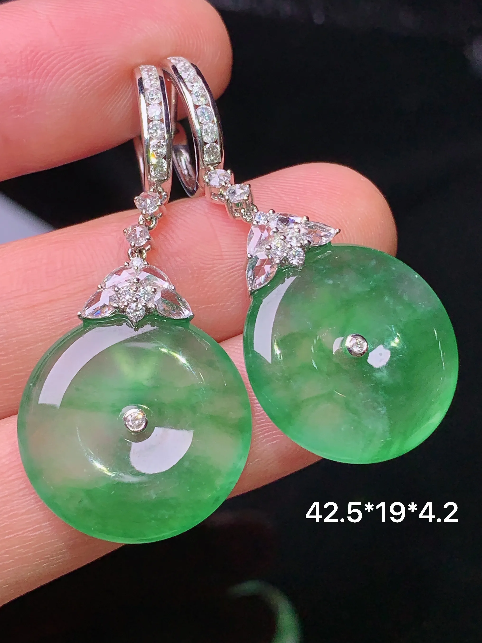 18k金钻镶嵌冰种翠绿平安扣耳坠 玉质细腻 色泽清新艳丽 整体尺寸42.5*19*4.2