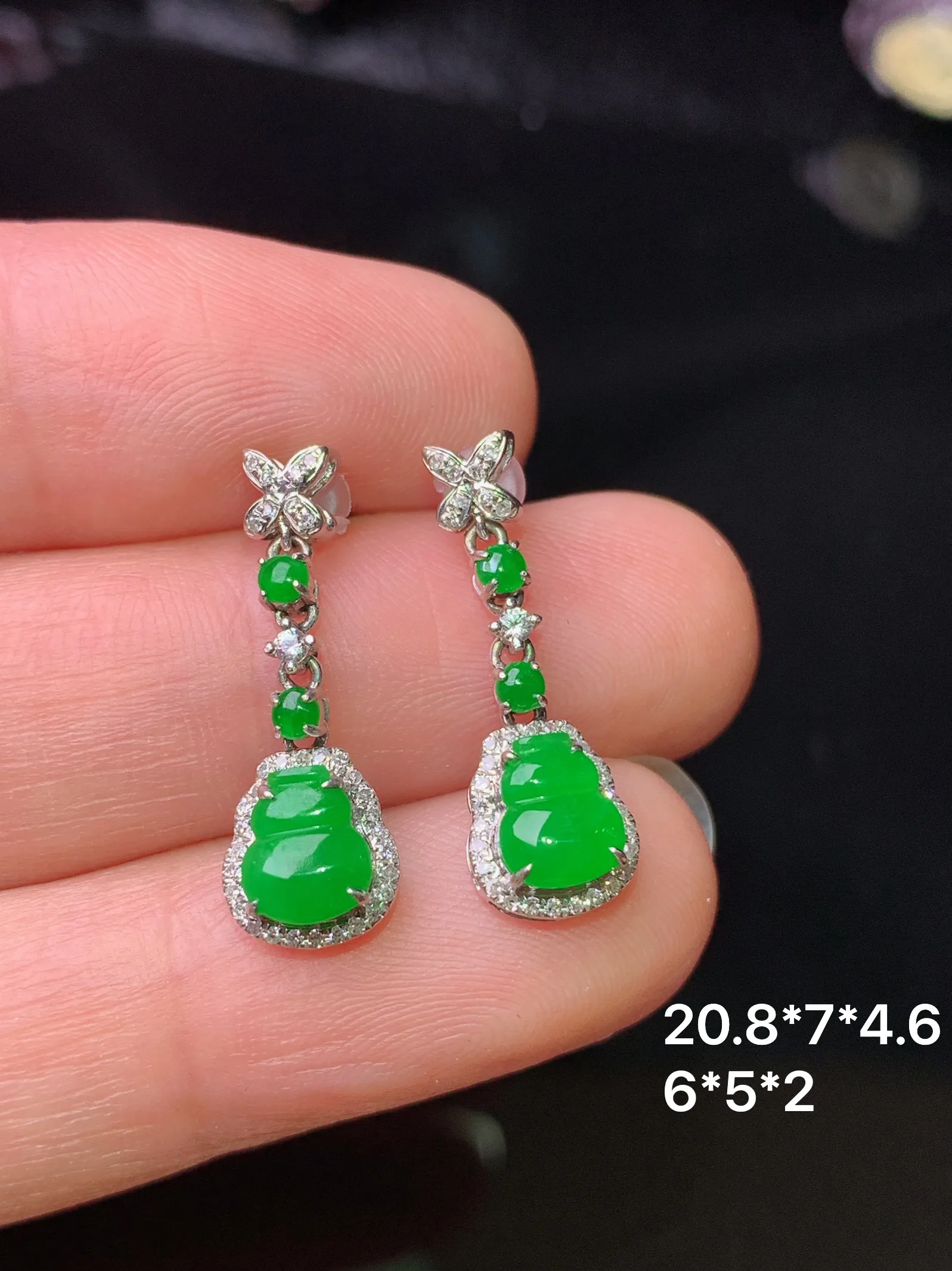 18k金钻镶嵌满绿葫芦耳坠 玉质细腻 色泽清新艳丽 整体尺寸20.8*7*4.6