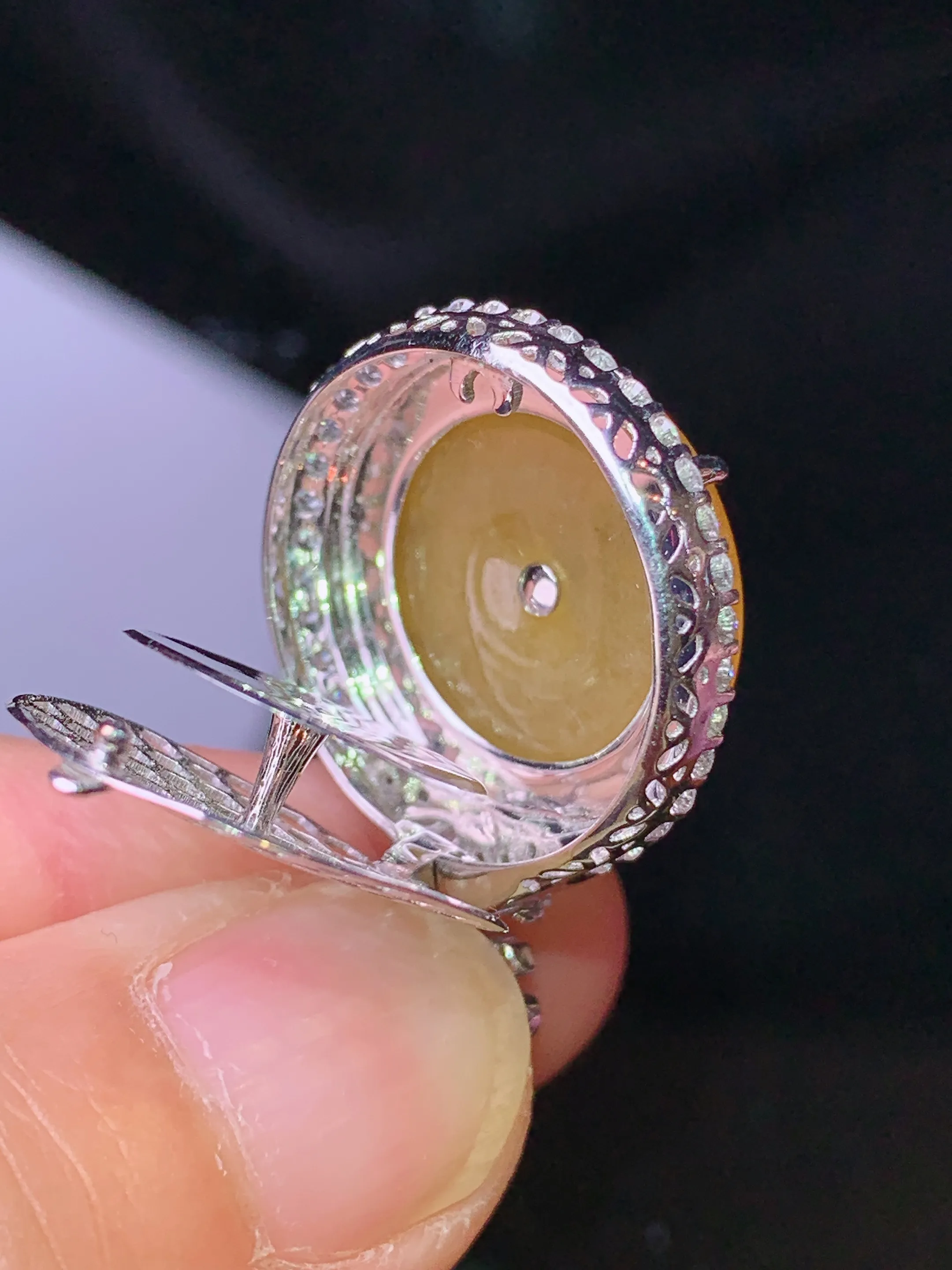 18k金钻镶嵌黄翡平安扣吊坠 玉质细腻 色泽清新艳丽 整体尺寸29.5*20.6*8.2