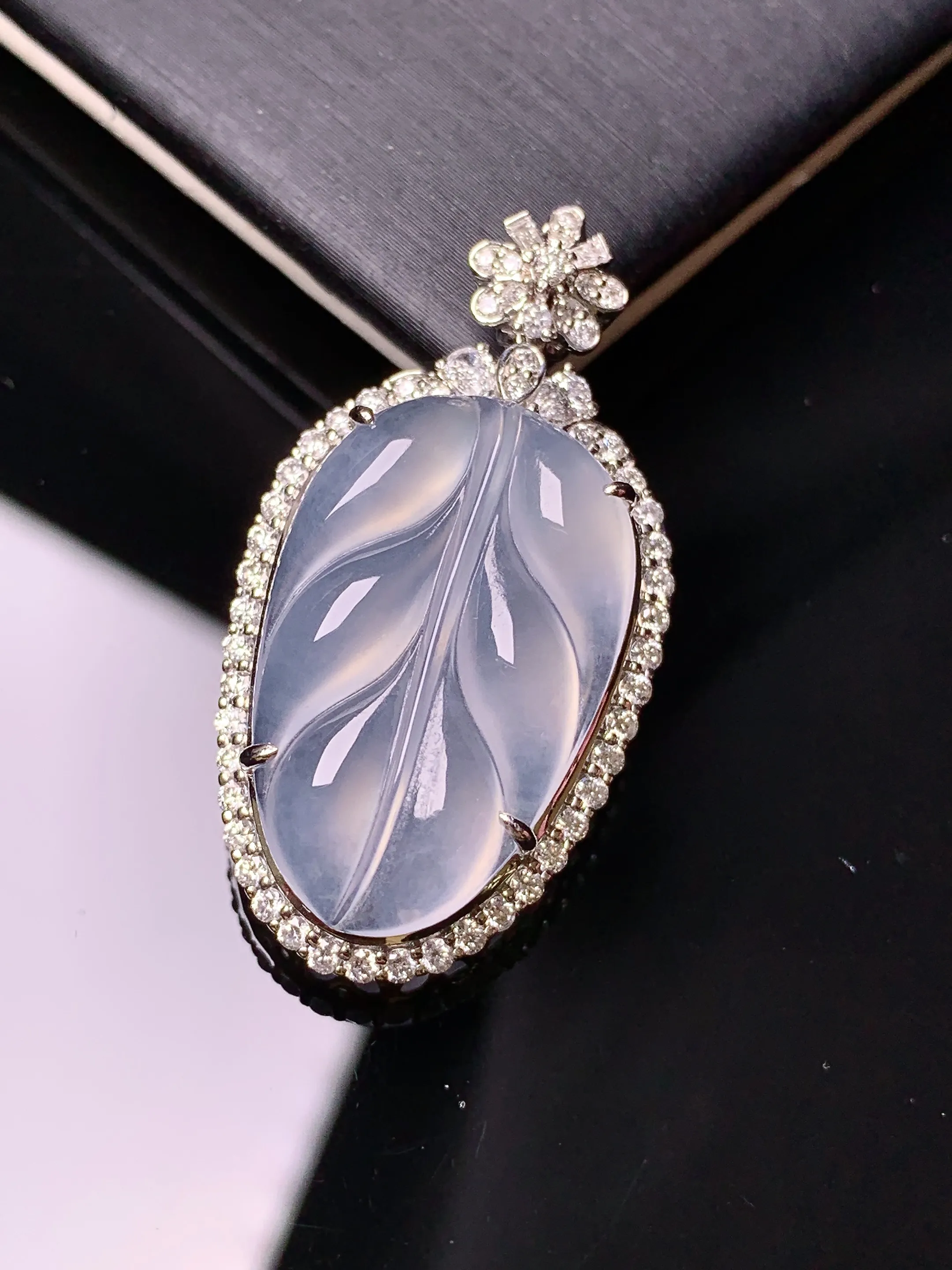 18k金钻镶嵌冰种树叶吊坠 玉质细腻 色泽清新艳丽 整体尺寸35.2*18.6*8.7