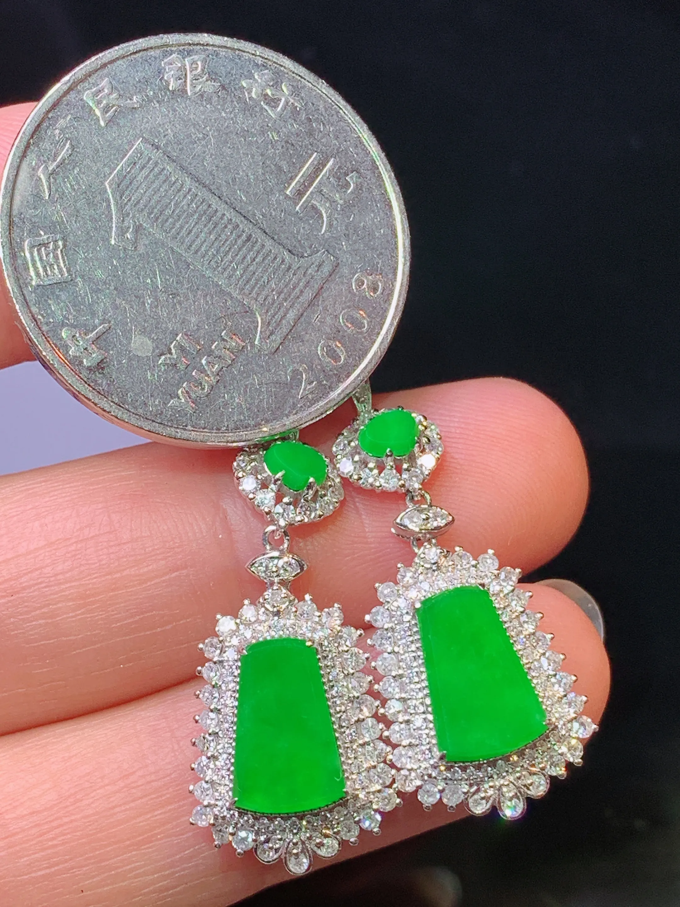 18k金钻镶嵌满绿无事牌耳坠 玉质细腻  色泽清新艳丽 整体尺寸39*12.3*6