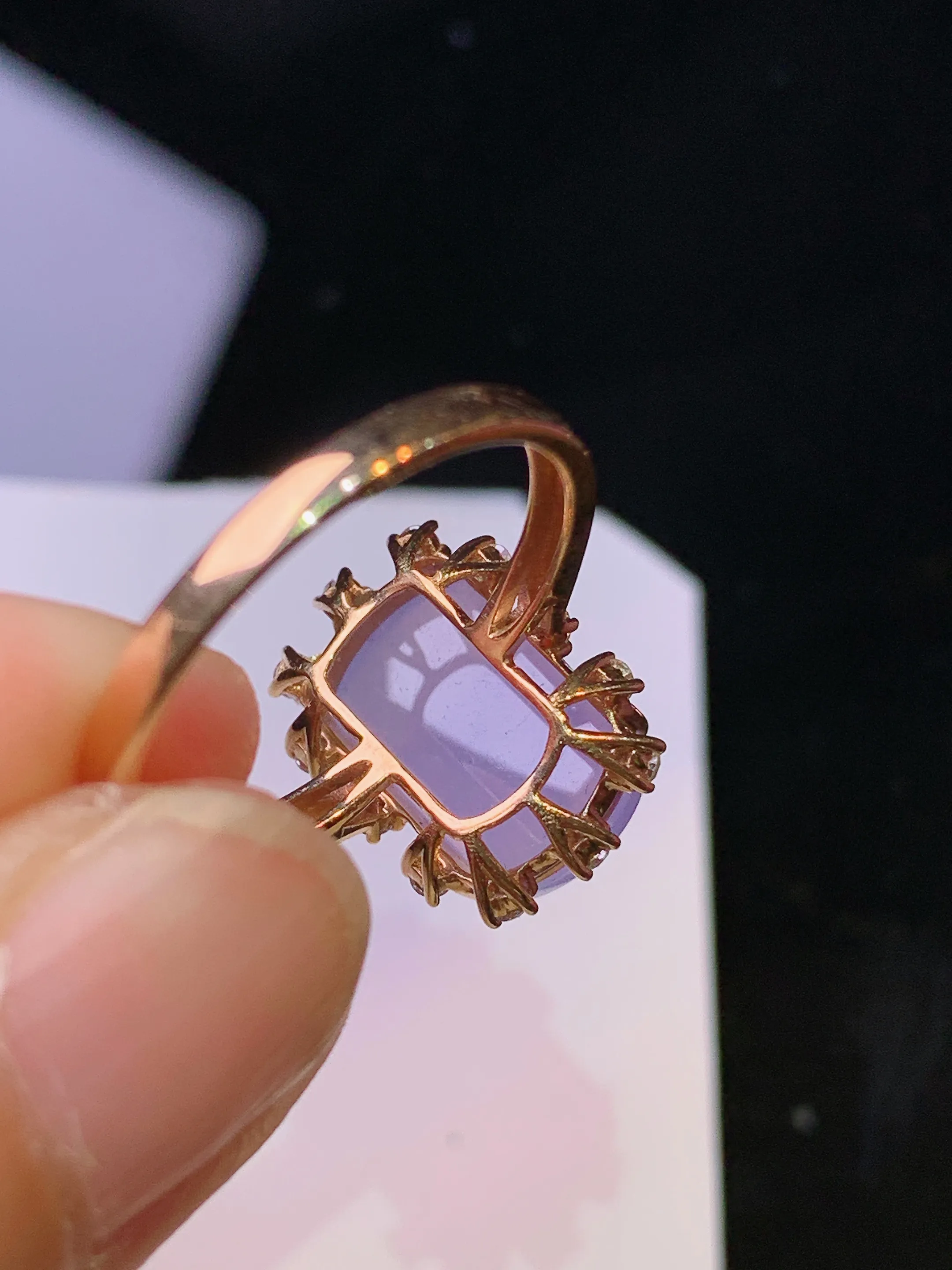 18k金钻镶嵌紫罗兰无事牌戒指 玉质细腻 色泽清新艳丽 圈口14 整体尺寸14.6*10.5*7.5