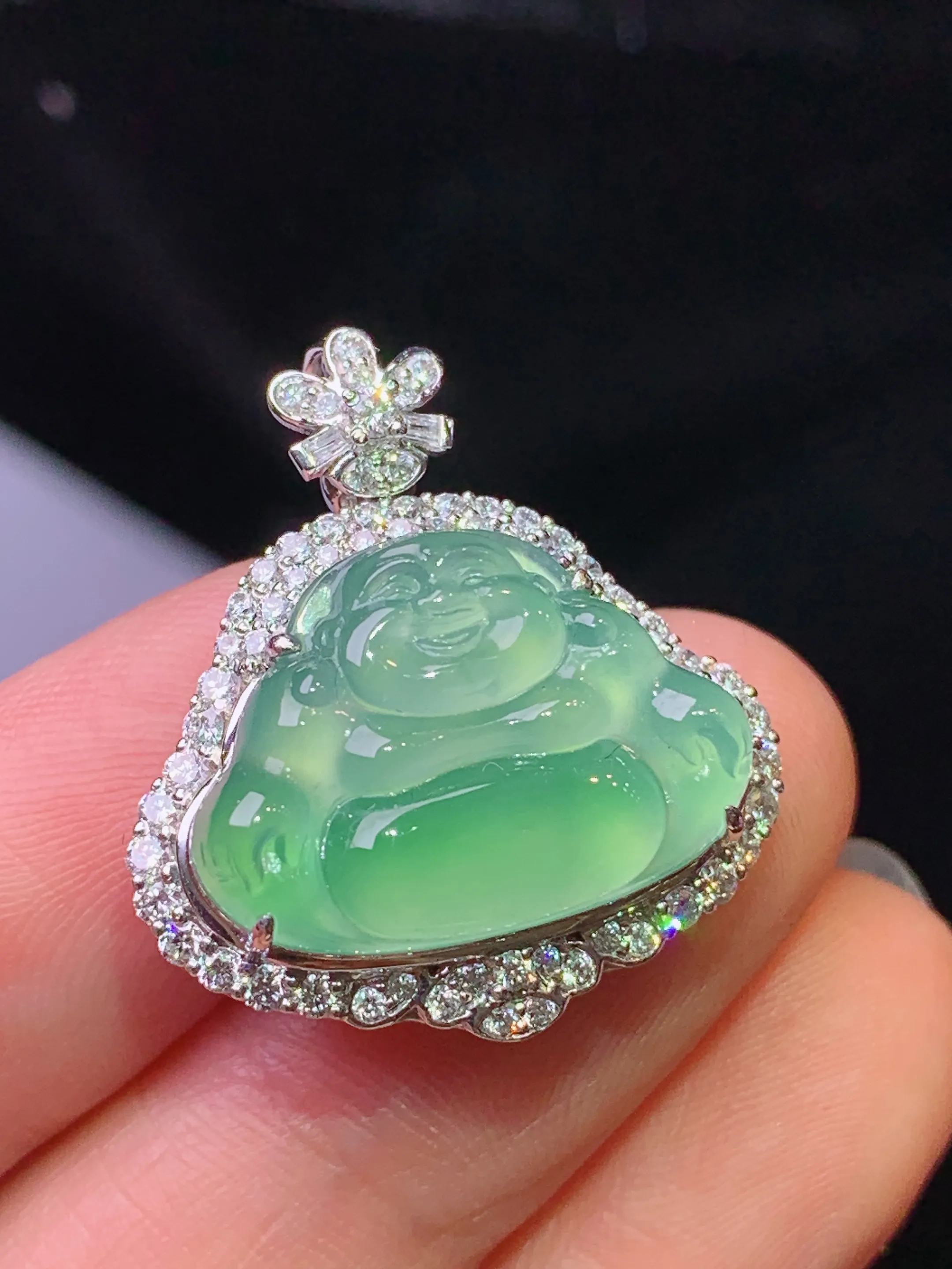 18k金钻镶嵌翠绿佛公吊坠 玉质细腻 色泽清新艳丽 整体尺寸25.5*22.5*9.2