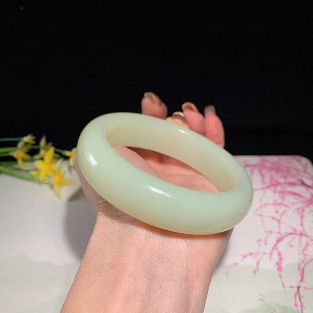 和田玉63圈口黄口料宽版手镯！玉质细腻油润 底色纯净 无裂无杂 脂粉好，品质好！