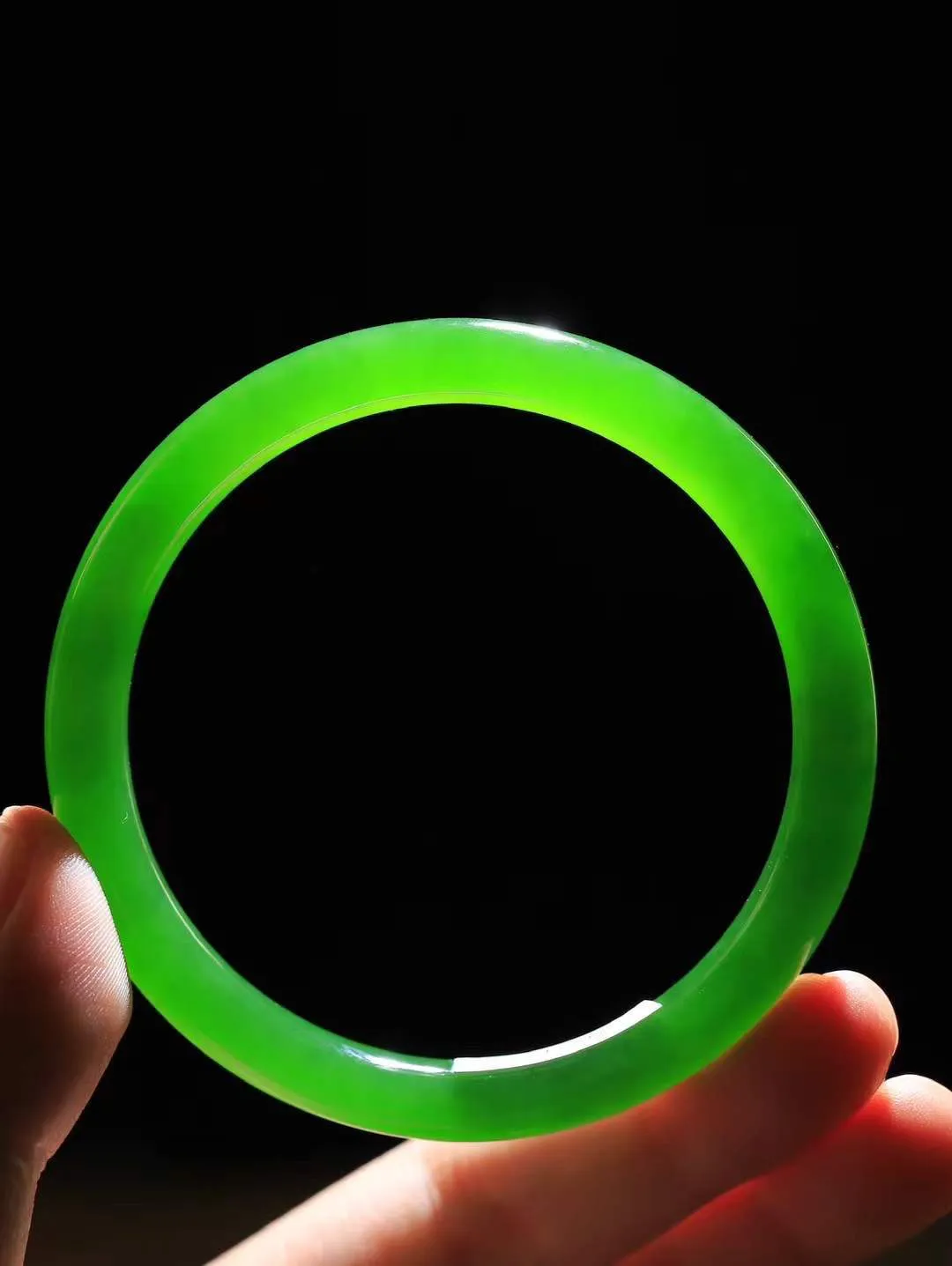 【温润如心.镯】

收藏传家级臻品️和田玉碧玉手镯，精选上等碧玉料，色泽清透，质地细腻。佩戴它，感受千年玉文化的温润与优雅，愿它为您带来平安与幸福。重33.7克  尺寸60-8.5-7.5mm  101201811A