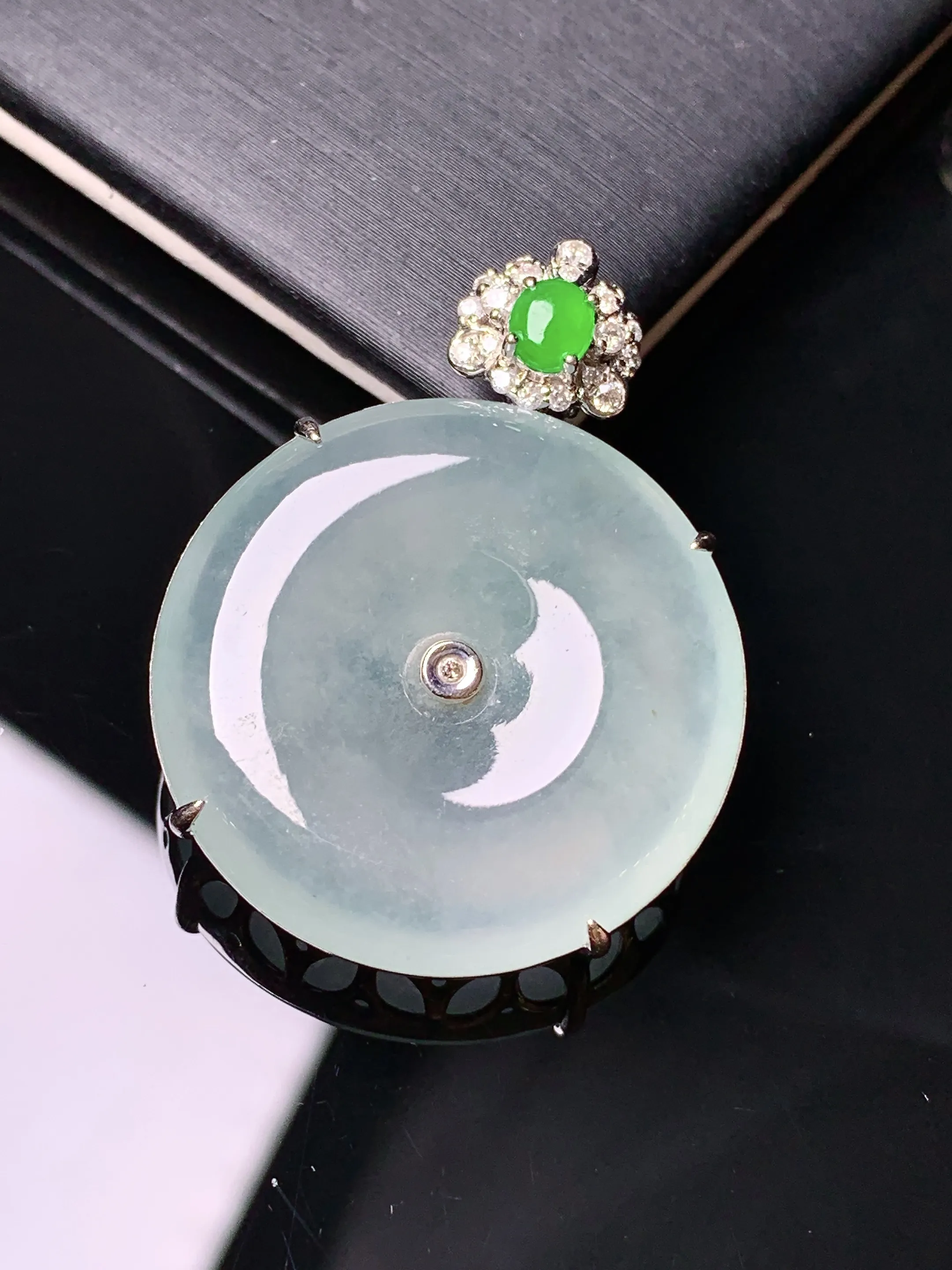 18k金钻镶嵌冰种平安扣吊坠 玉质细腻 色泽清新艳丽 整体尺寸34.5*26.2*6.8