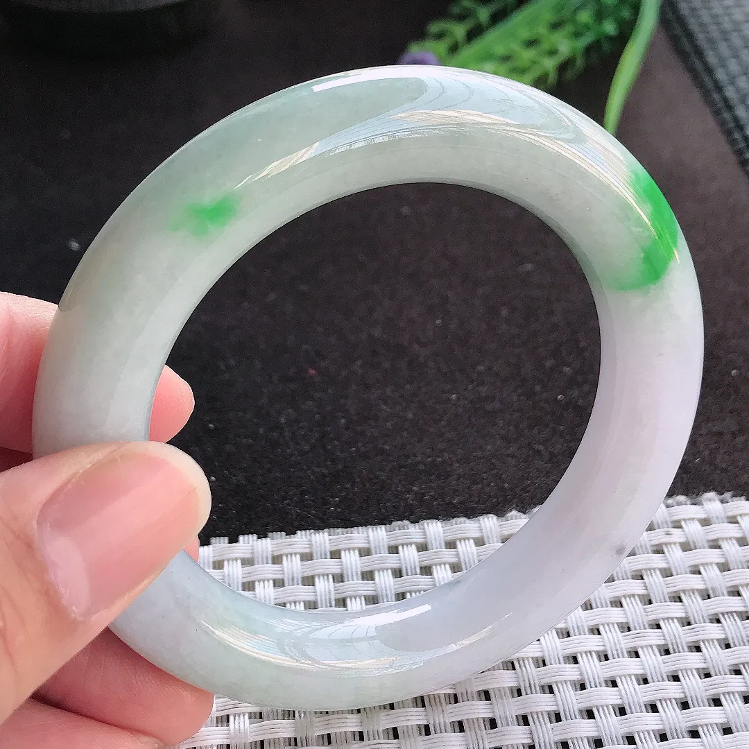 天然A货翡翠56/12.5/12老坑精美温润飘阳绿了胖圆条手镯玉镯