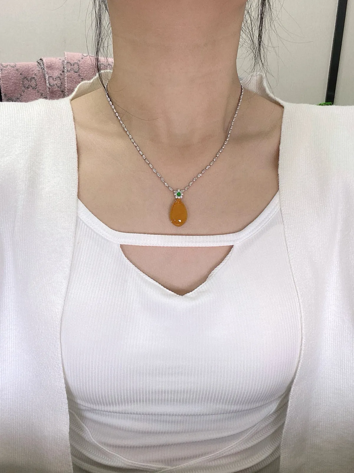 【冰种福瓜叶子】质地细腻，冰润透亮，光泽出众，18k金钻镶嵌，裸石尺寸20.5*12.6*4.5毫米