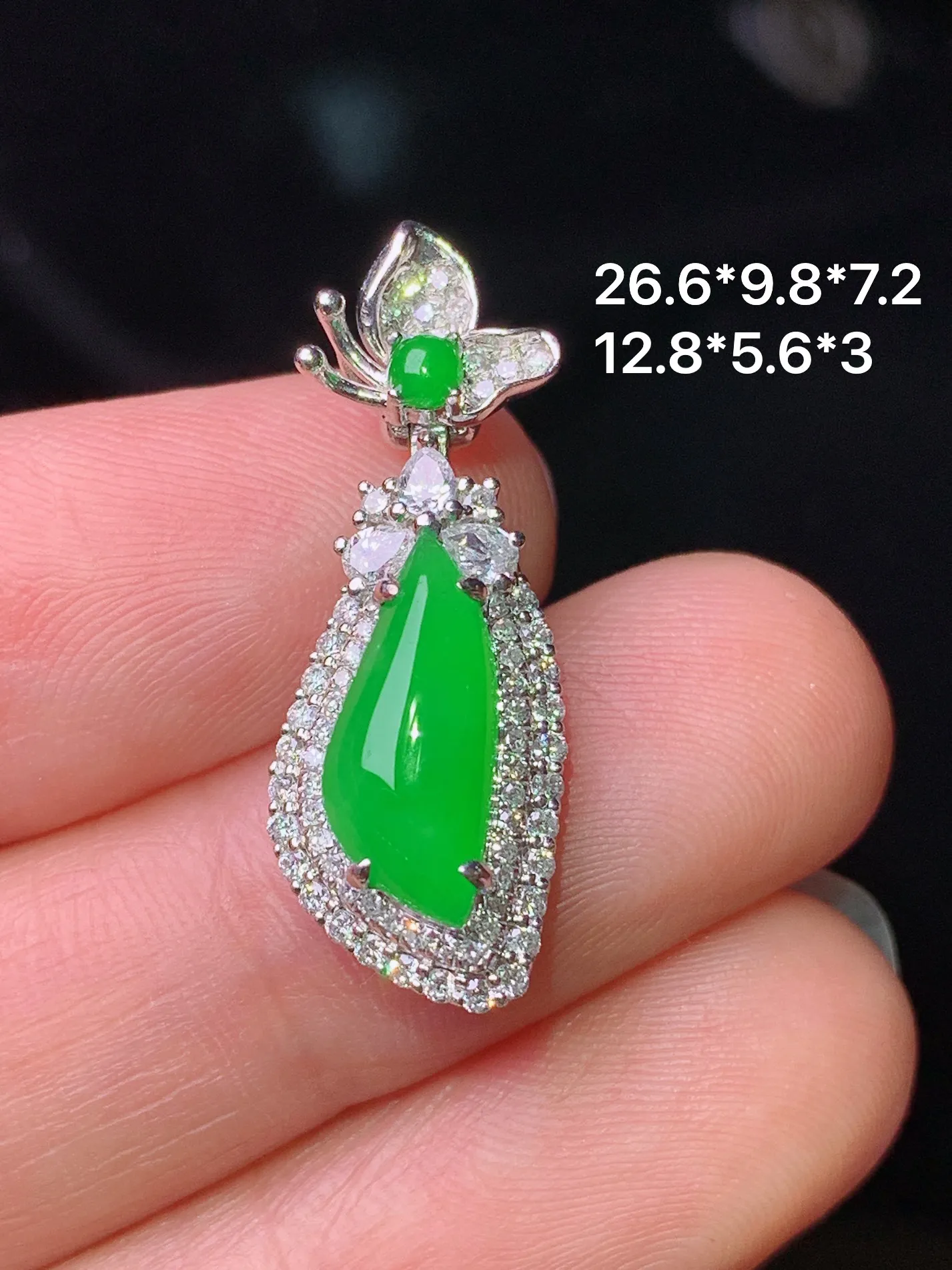 18k金钻镶嵌满绿随形吊坠 玉质细腻 色泽清新艳丽 整体尺寸26.6*9.8*7.2