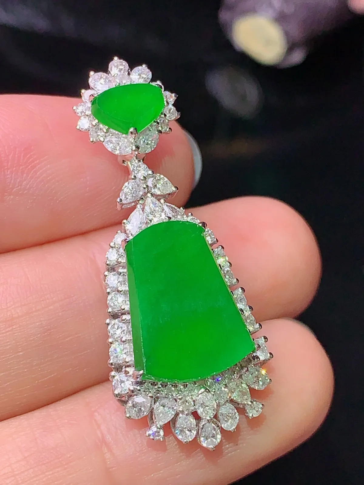 18k金钻镶嵌满绿无事牌吊坠 玉质细腻 色泽艳丽 水润亮眼  整体尺寸36.2*14.3*9