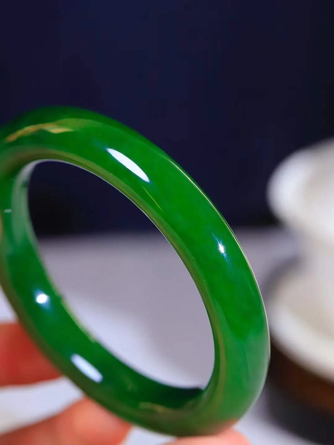 【温润如心.镯】

典藏级️和田玉碧玉手镯，精选上等碧玉料，色泽清透，质地细腻。佩戴它，感受千年玉文化的温润与优雅，愿它为您带来平安与幸福。重77克  尺寸60.5-12.3-11.4mm  101201811A