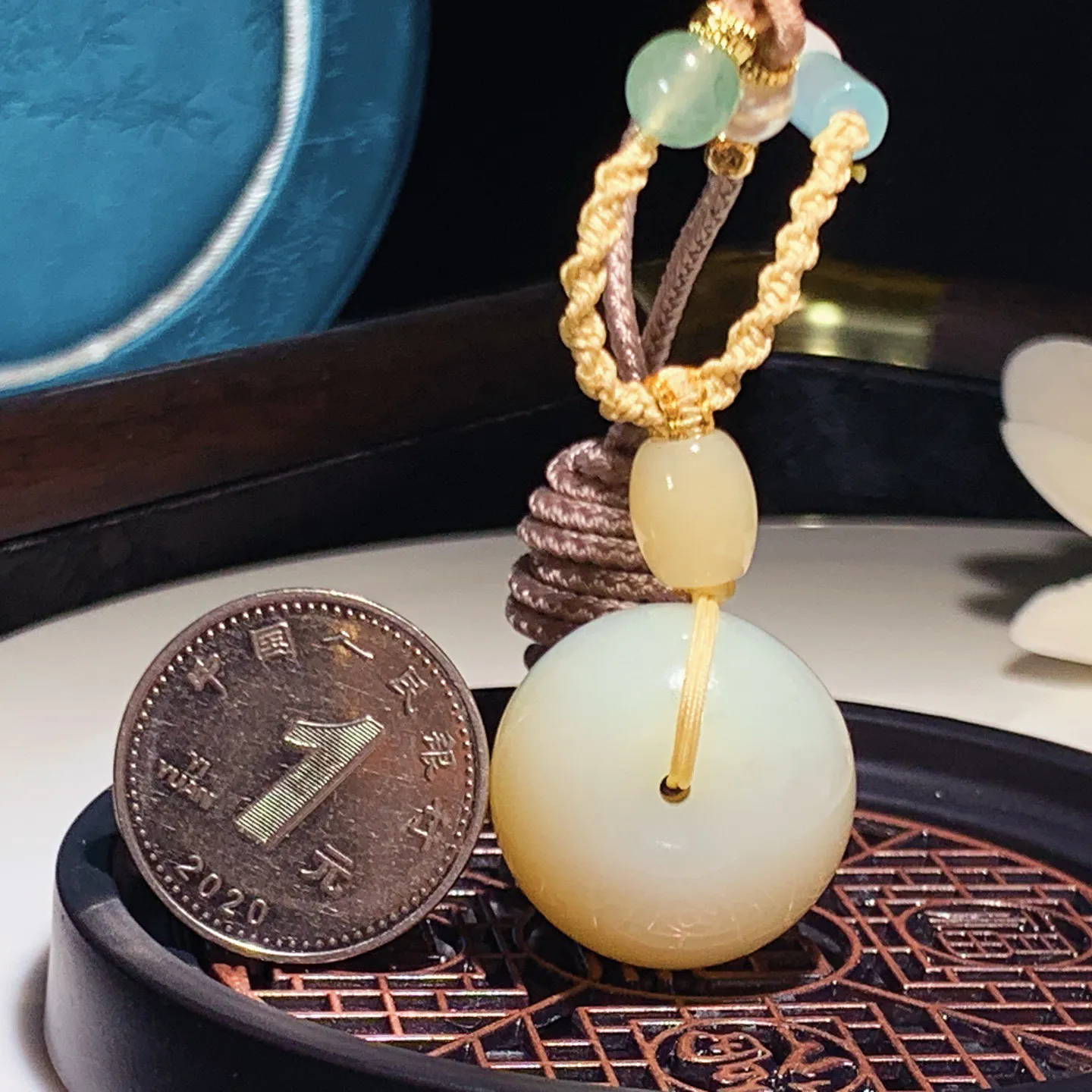 新疆和田玉蜜糖且末糖平安扣挂件。尺寸22/18重18.5克。玉质细腻油润。手推出油。品相大气。lt251218