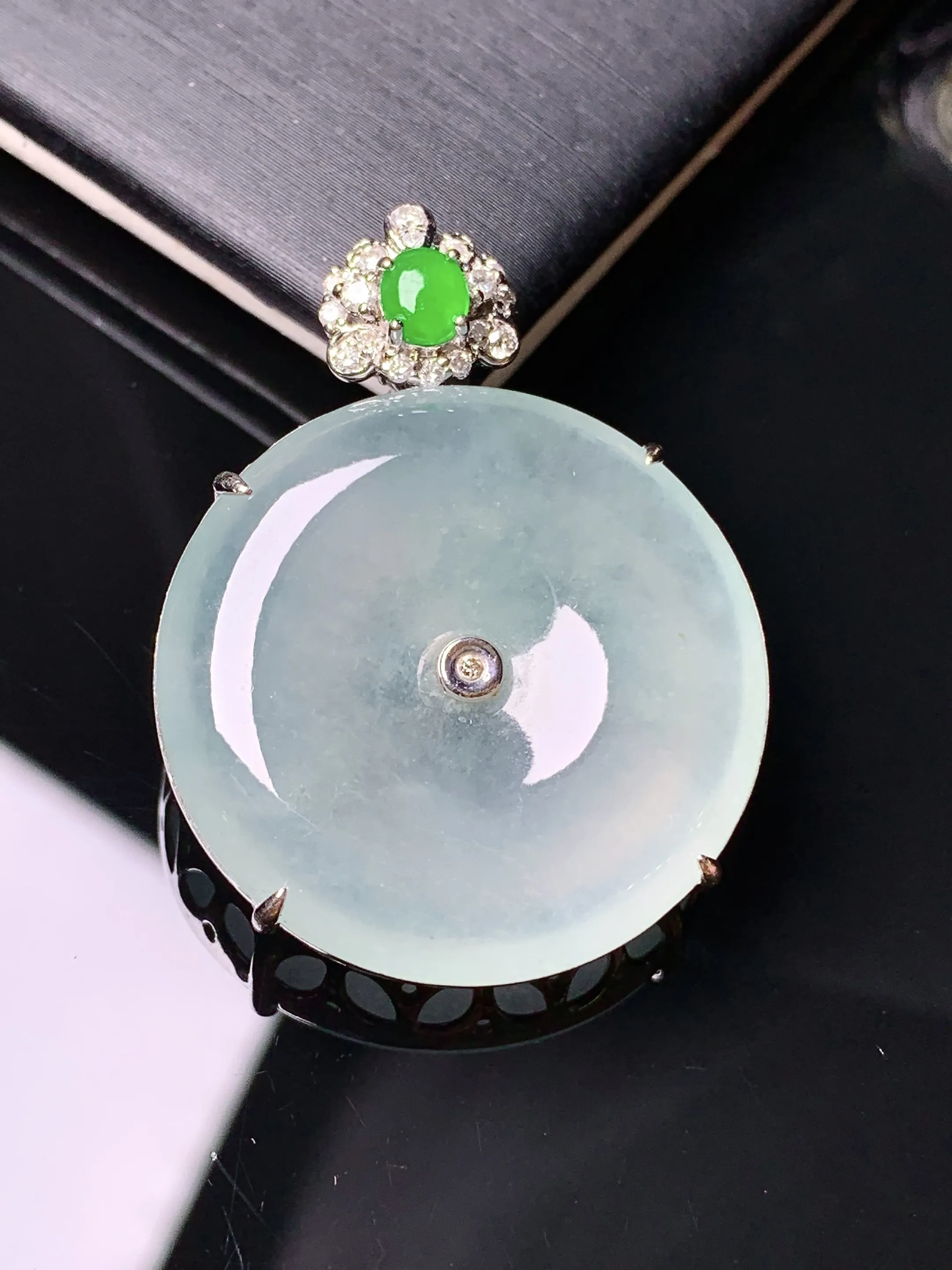 18k金钻镶嵌冰种平安扣吊坠 玉质细腻 色泽清新艳丽 整体尺寸34.5*26.2*6.8