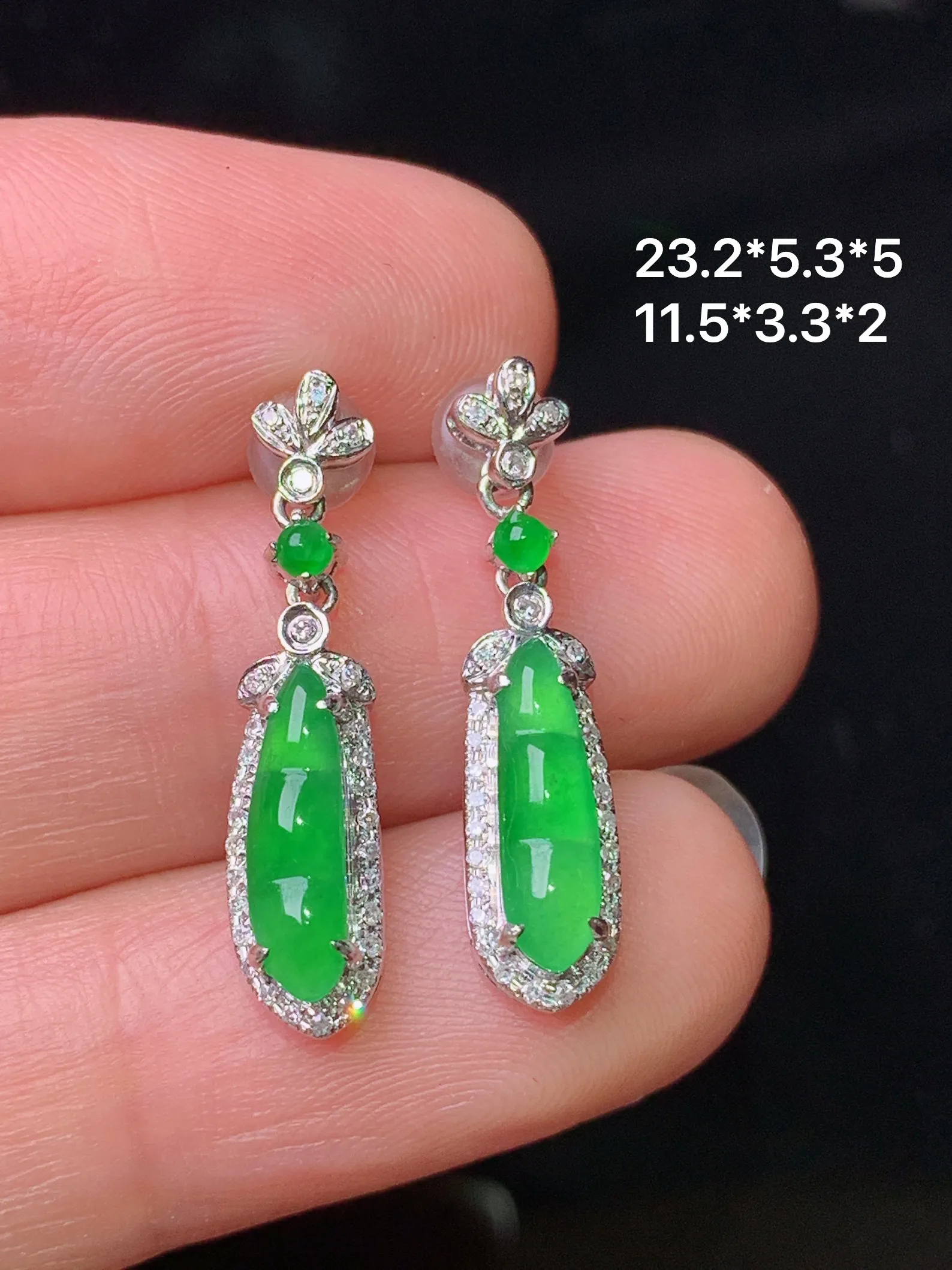 18k金钻镶嵌满绿四季豆吊坠 玉质细腻 色泽清新艳丽 整体尺寸23.2*5.3*5