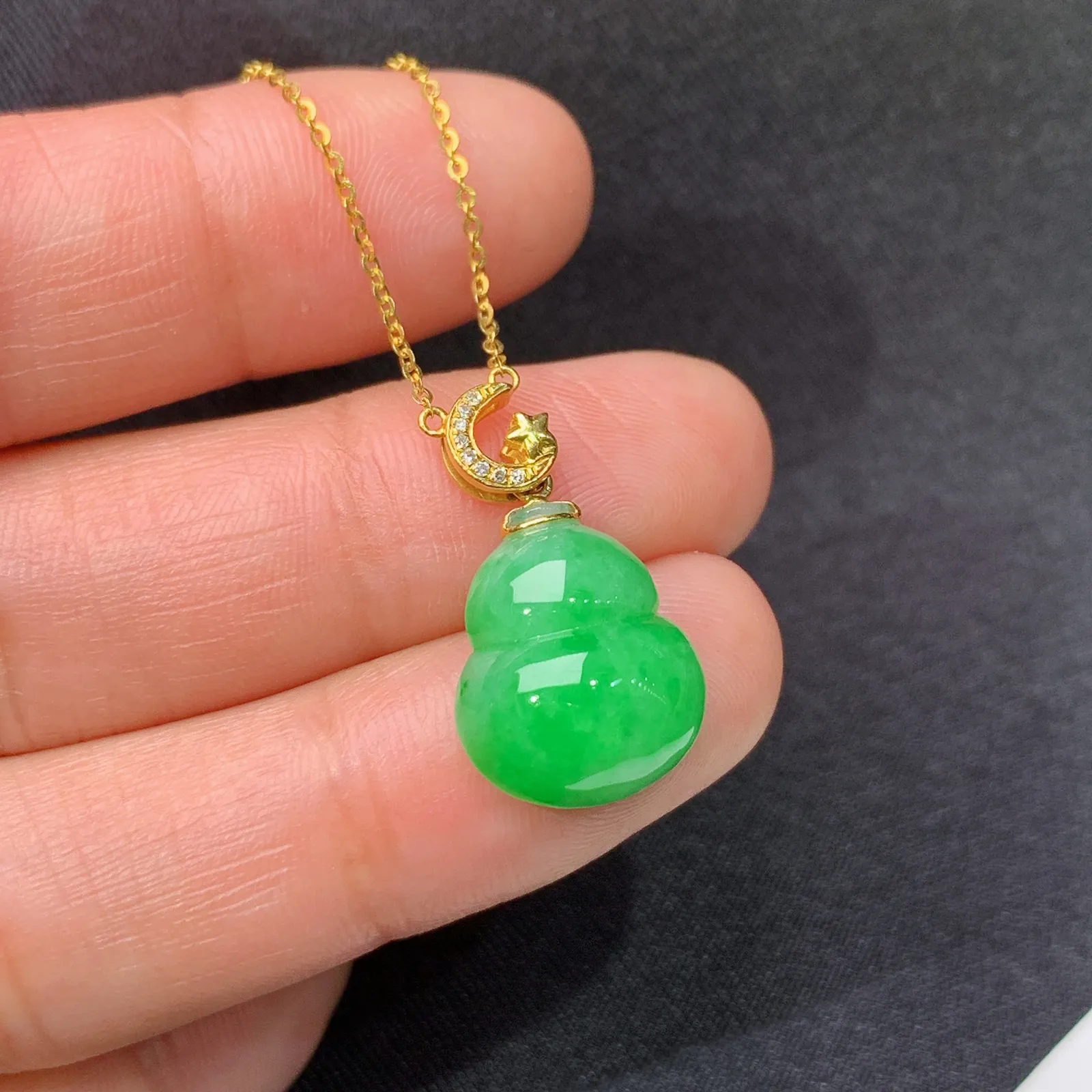 阳绿葫芦锁骨链，简约时尚，18k金镶嵌，冰润色阳，种水足，Be 尺寸13.6*12.1*6