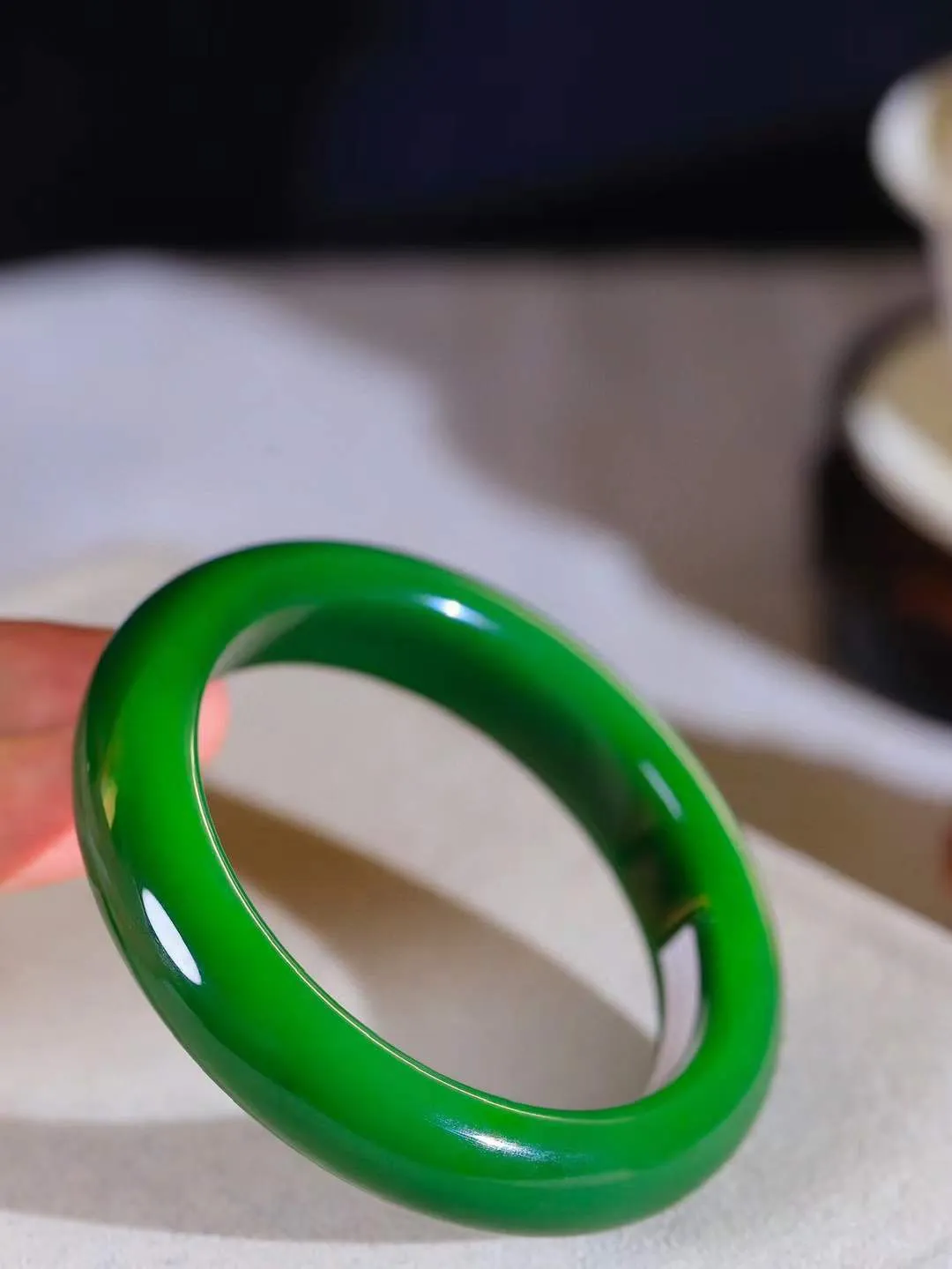 【碧波流转·手镯】

传承级臻品️和田玉碧玉手镯，玉质细腻温润，手感舒适，️线条流畅，简约大气，美自天成，佩戴于腕间，婉约之美，举手投足间透出那份低调奢华，醉人心扉。
重87.5克 内径圈口61.5mm尺寸15-10mm  FDA-131201808