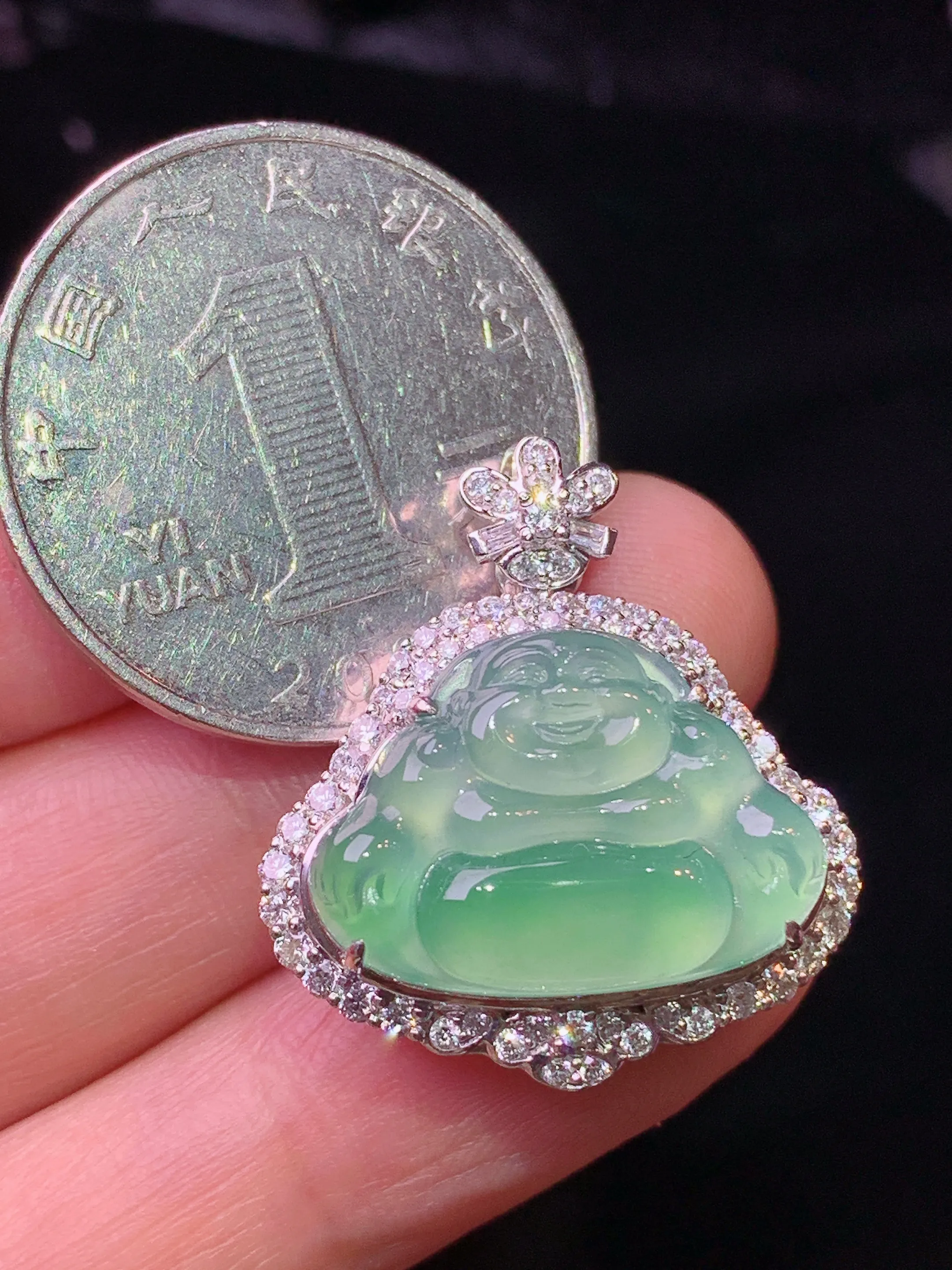 18k金钻镶嵌翠绿佛公吊坠 玉质细腻 色泽清新艳丽 整体尺寸25.5*22.5*9.2