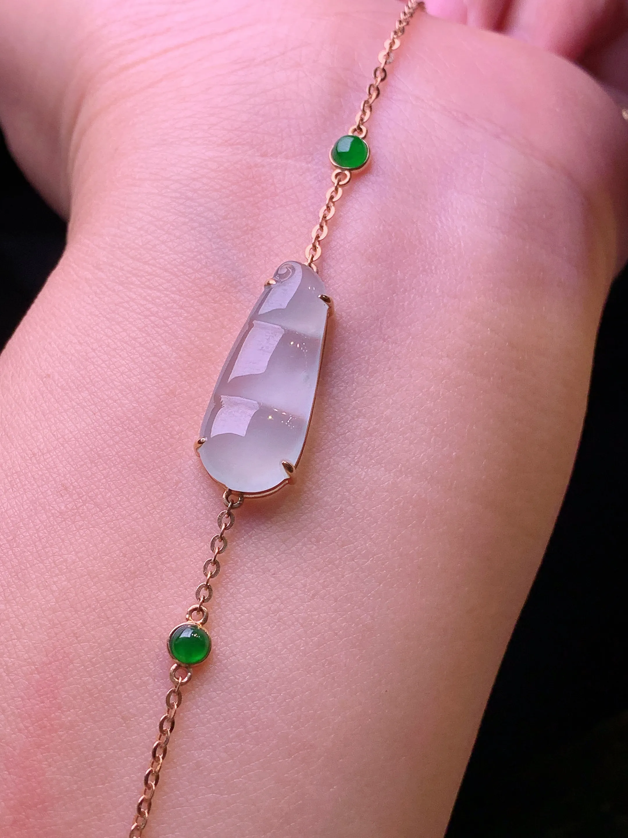 18k金钻镶嵌冰种四季豆手链 玉质细腻 色泽清新艳丽 裸石尺寸22*9*3.8