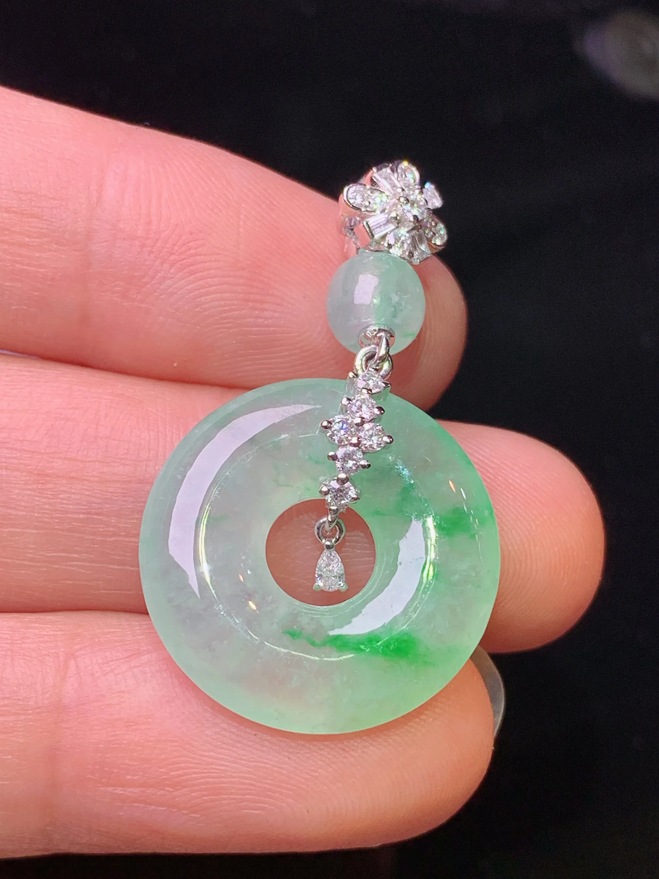 18k金钻镶嵌飘绿平安环吊坠 玉质细腻 色泽清新艳丽 整体尺寸34.6*19.6*4