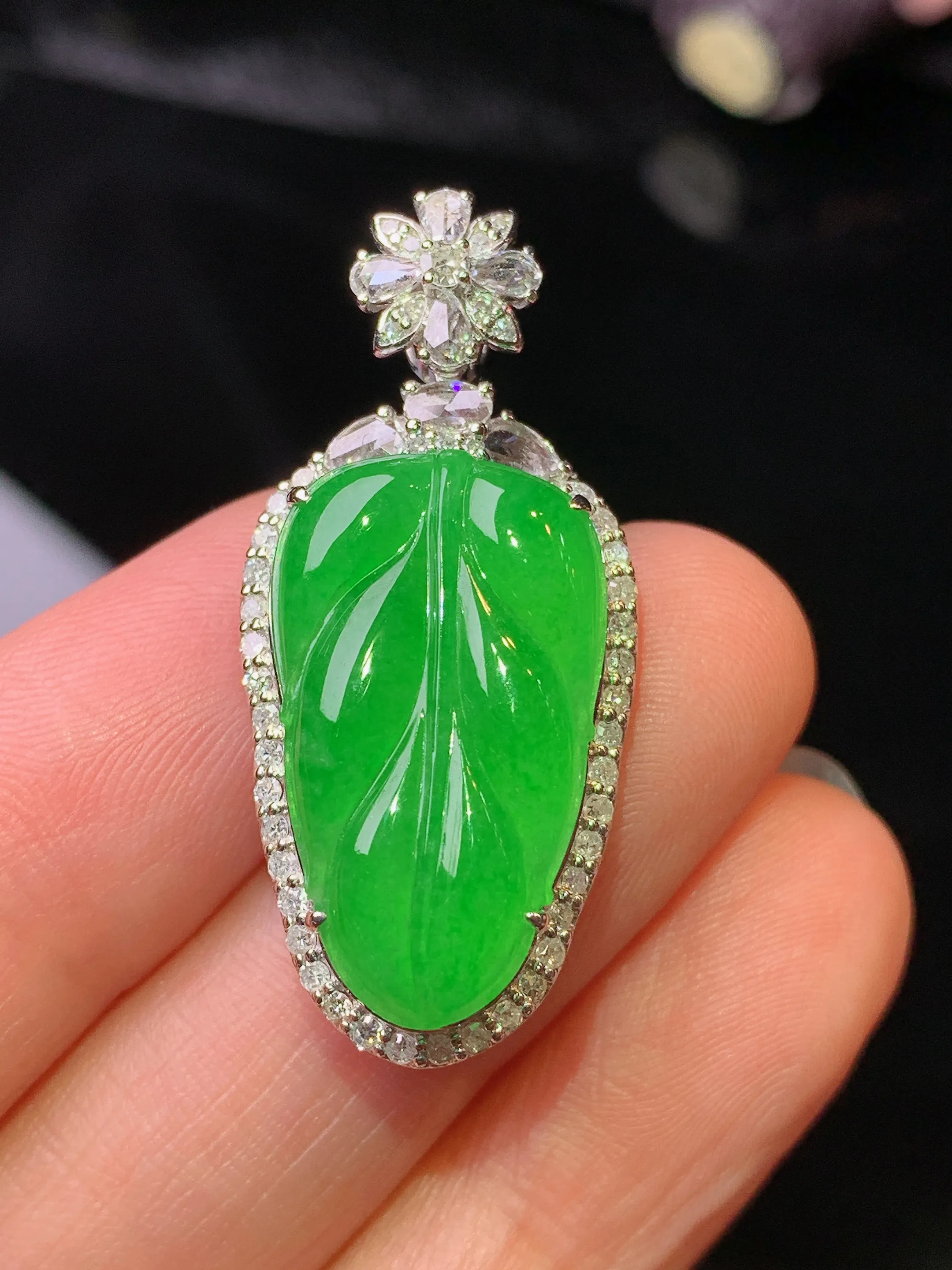 18k金钻镶嵌满绿树叶吊坠 玉质细腻 色泽清新艳丽 整体尺寸34.7*16*7.6