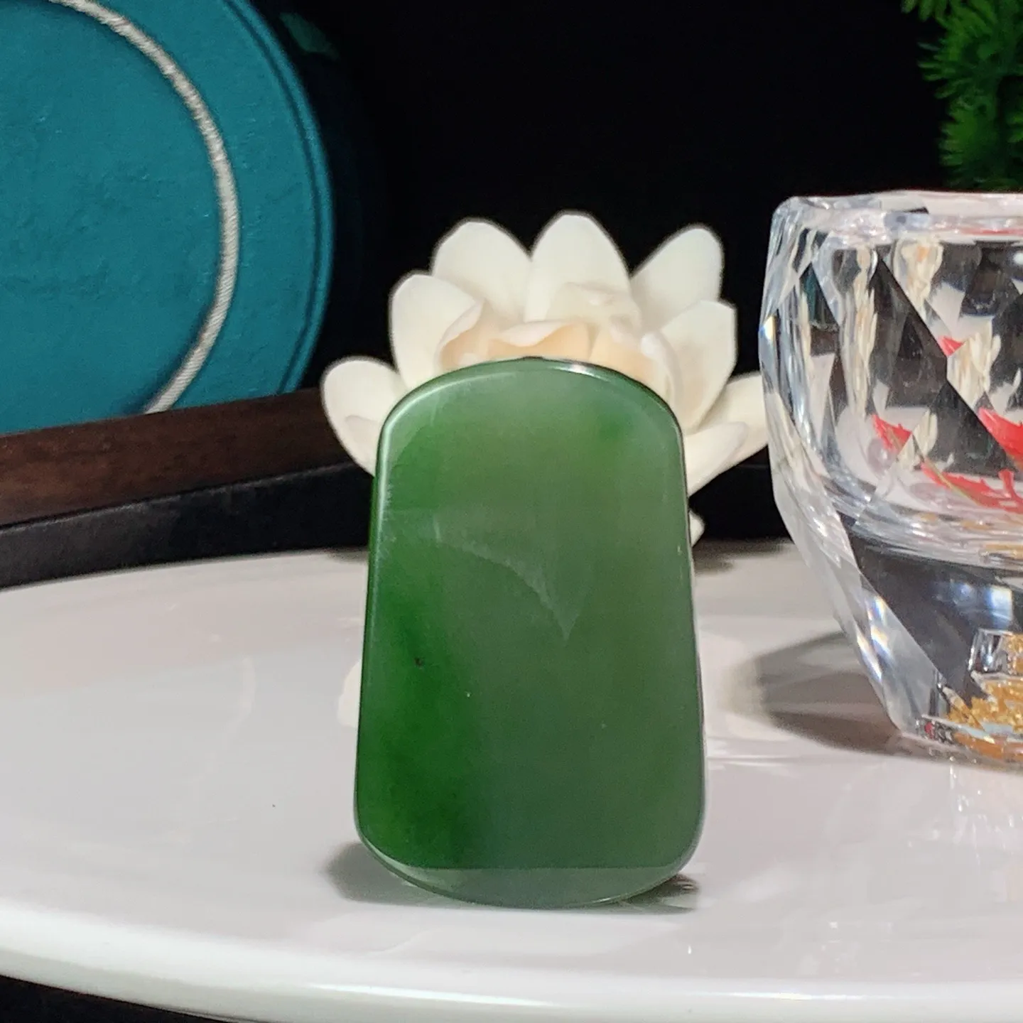 和田玉菠菜绿俄罗斯碧玉静瓶观音挂件。尺寸40/26/11重26.8克。玉质细腻油润。手推出油。品相大气。lt251218