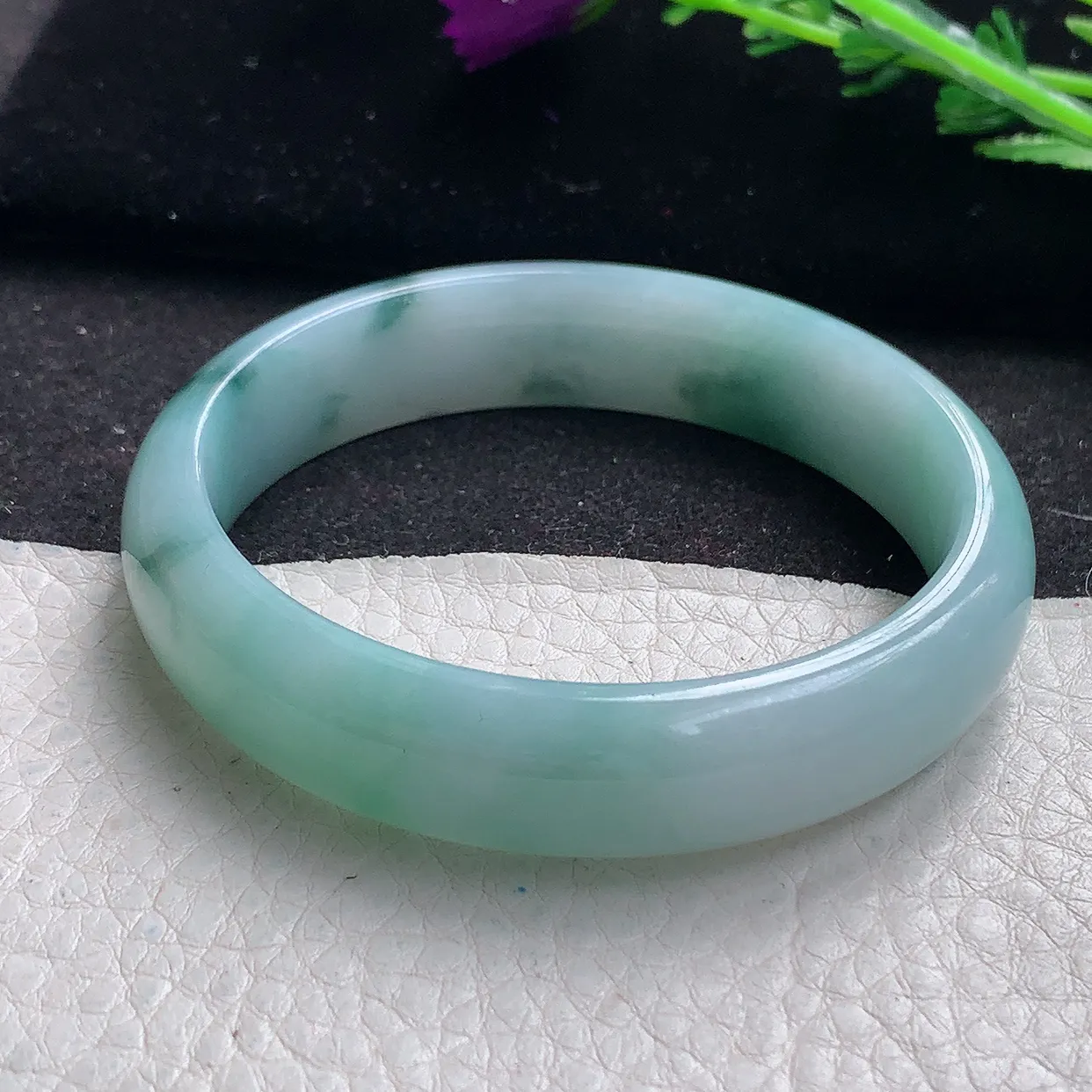 jm自然光53.5*13*7平安镯 缅甸翡翠A货飘蓝花宽边玉手镯玉手环