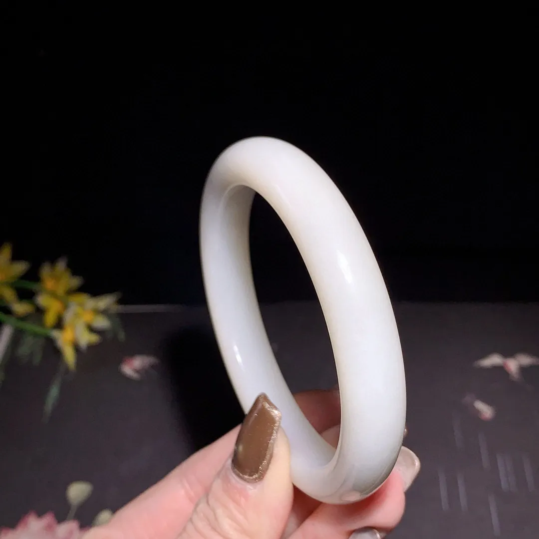 和田玉58圈口羊脂白手镯！玉质细腻油润 底色纯净 无裂无杂 脂粉好，品质好