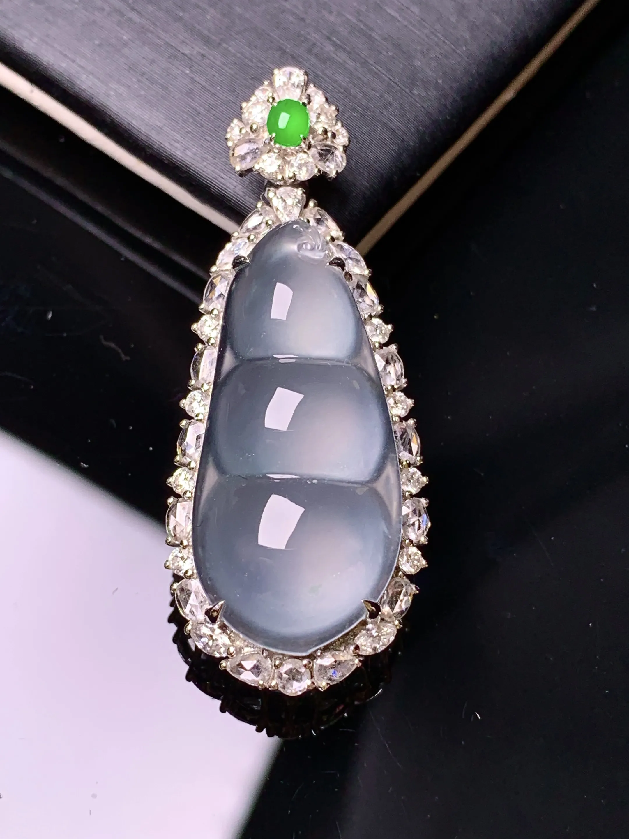 18k金钻镶嵌冰种四季豆吊坠 玉质细腻 色泽清新艳丽 整体尺寸39.5*16.5*9.3