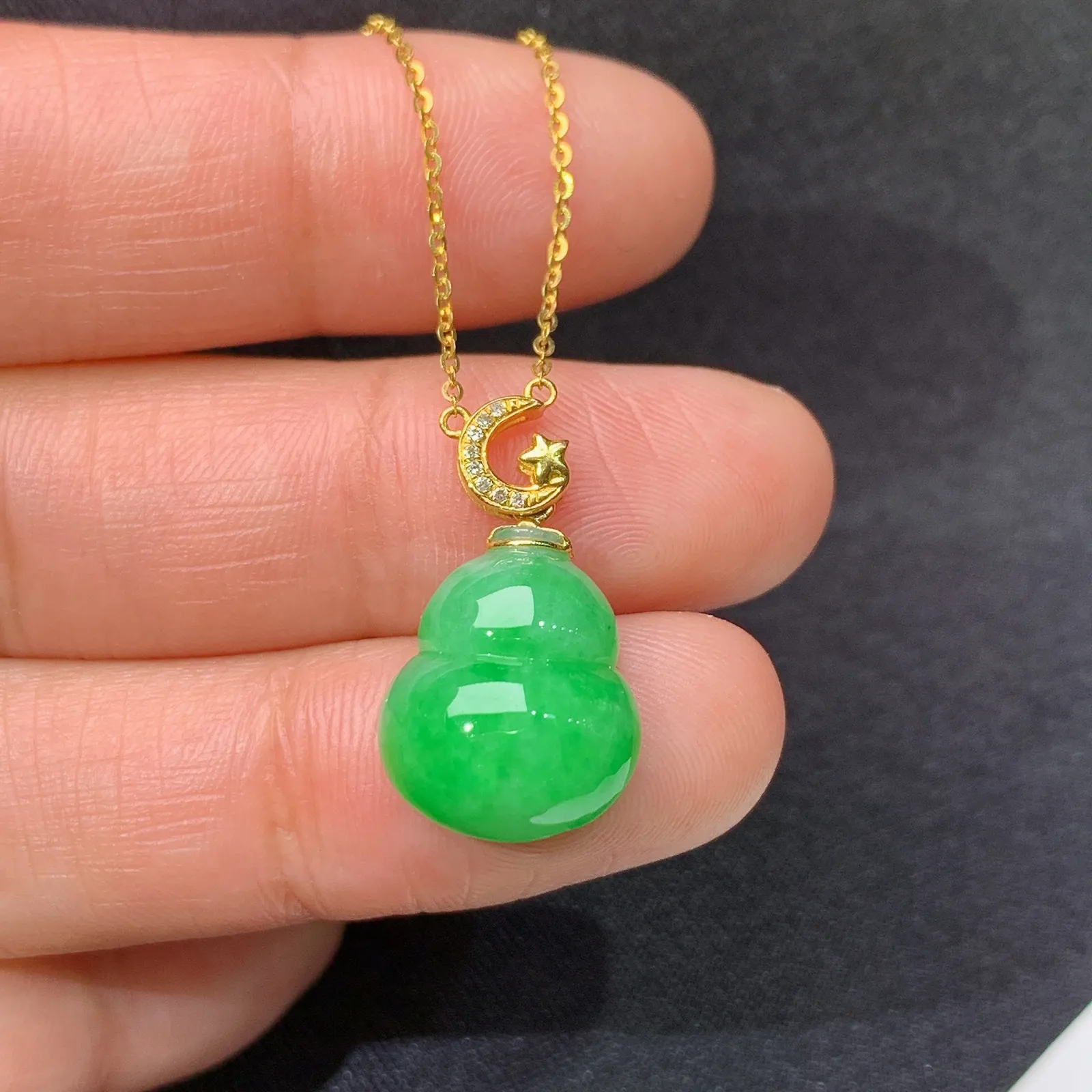 阳绿葫芦锁骨链，简约时尚，18k金镶嵌，冰润色阳，种水足，Be 尺寸13.6*12.1*6