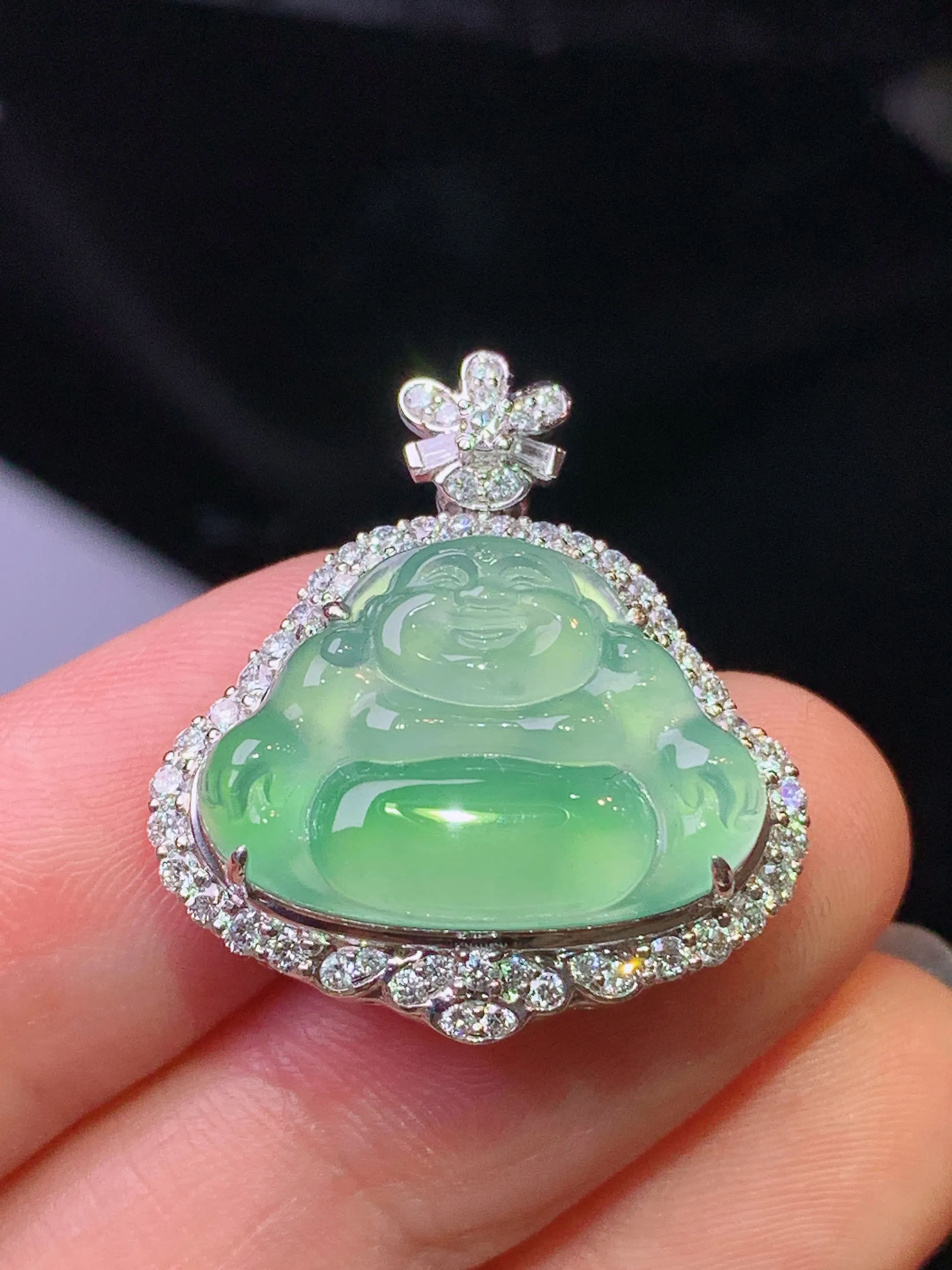 18k金钻镶嵌翠绿佛公吊坠 玉质细腻 色泽清新艳丽 整体尺寸25.5*22.5*9.2