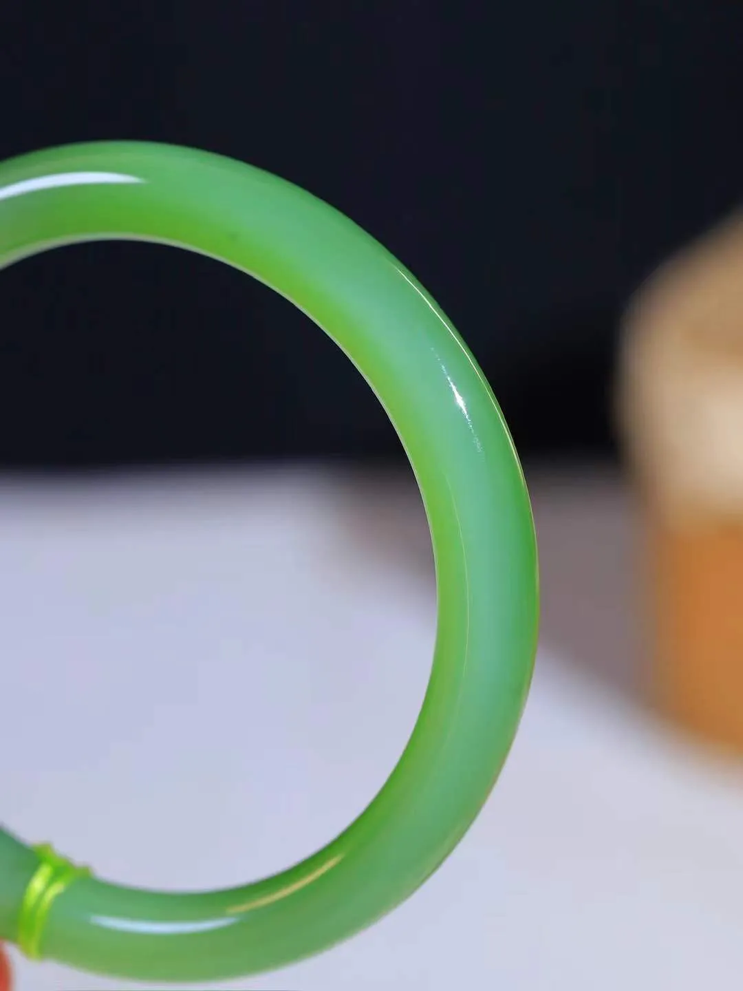 （温柔雅致.手镯）

收藏传家级臻品️和田玉碧玉猫眼圆条手镯。镯型饱满，温润细腻，脂润沁香。️执一卷书，沏一盏茶，着一袭裙，戴一只镯。淡淡浅笺，素心若兰，静赏玉中诗画。悠悠岁月，芊手轻摘，盛满诗样芳华。重31.5克   尺寸55-8.5-8mm    FDA-321201800