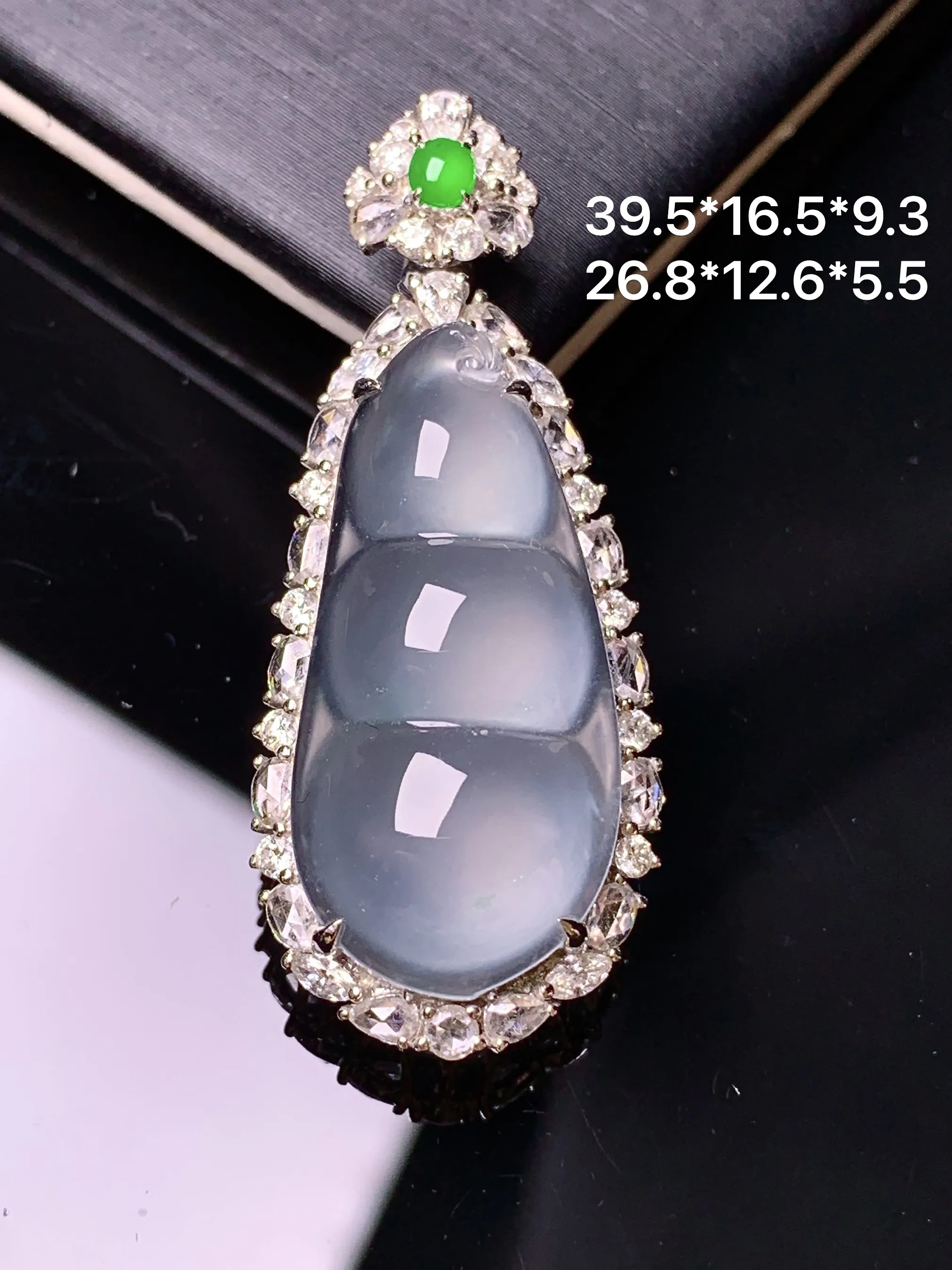 18k金钻镶嵌冰种四季豆吊坠 玉质细腻 色泽清新艳丽 整体尺寸39.5*16.5*9.3