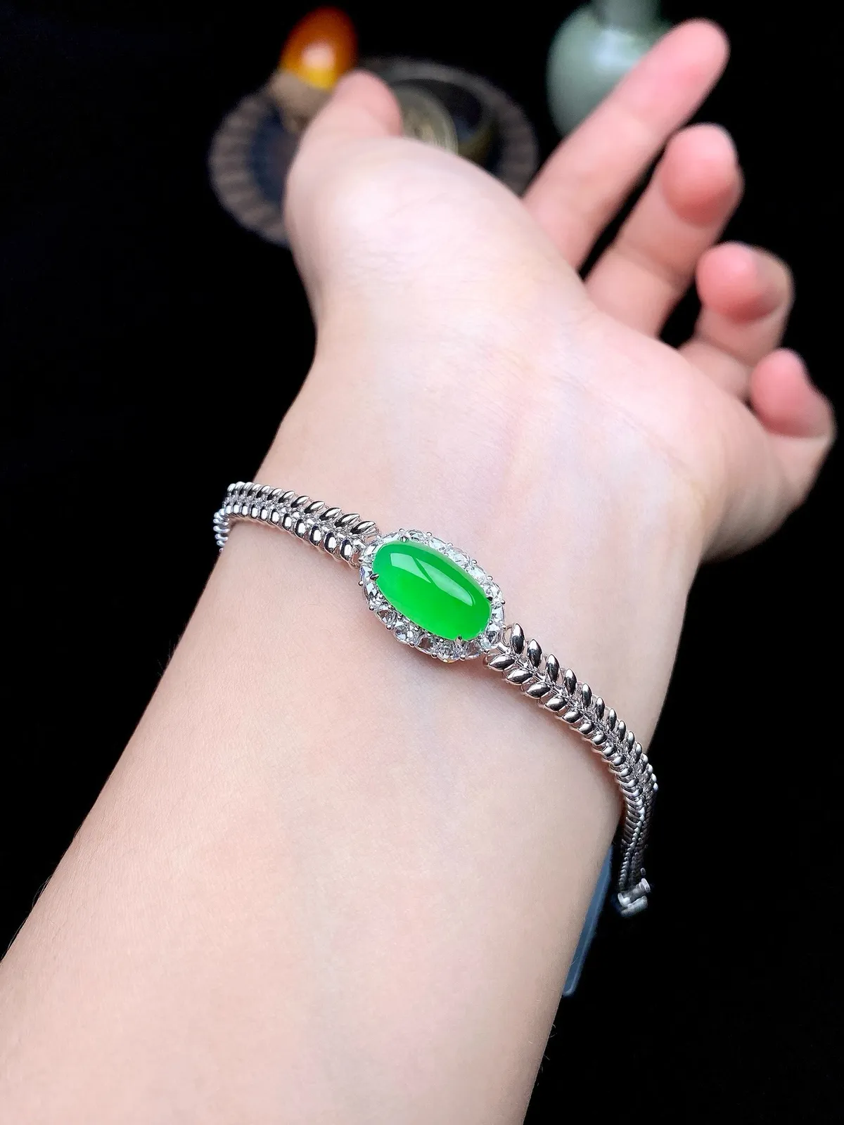 【冰种满绿蛋面手链】质地细腻，饱满圆润，光泽闪耀，流行款，18K金搭配，裸石尺寸13.1*7.2*3.7毫米，总长170