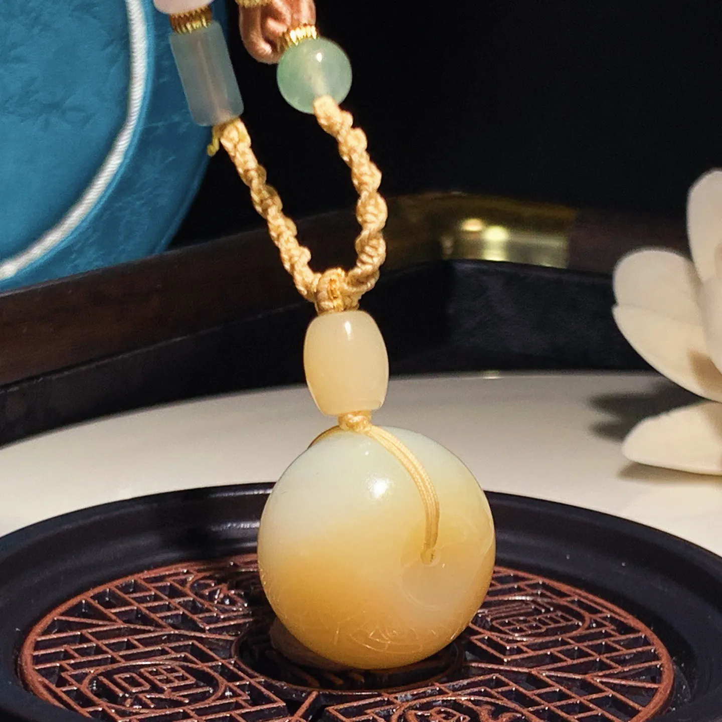 新疆和田玉蜜糖且末糖平安扣挂件。尺寸22/18重18.5克。玉质细腻油润。手推出油。品相大气。lt251218